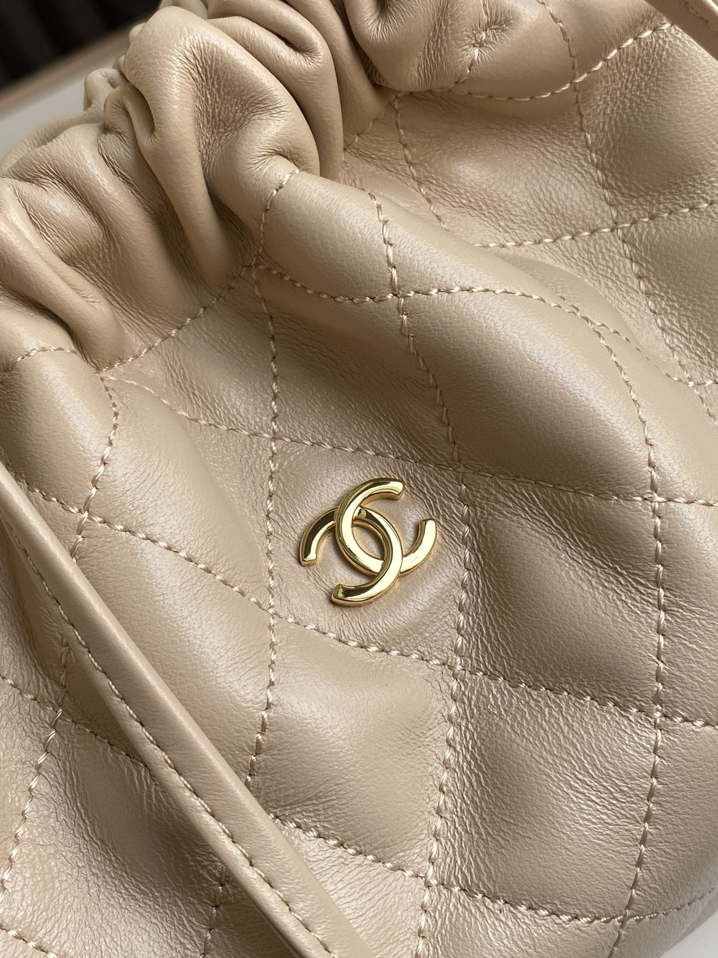 24BQuilted Lambskin Drawstring Hobo Bag（Beige Clair） - Mocuir