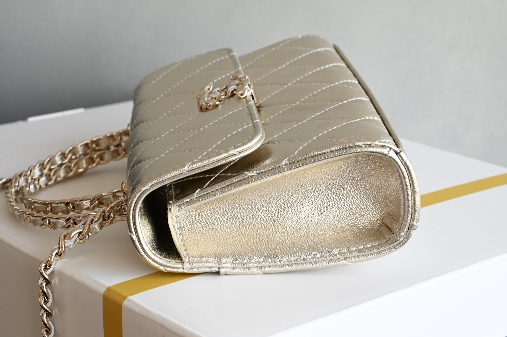 25S Top Handle Kelly Clutch with Chain in Metallic Gold Lambskin with Light Gold-Tone Hardware (Model AS4711) - Mocuir