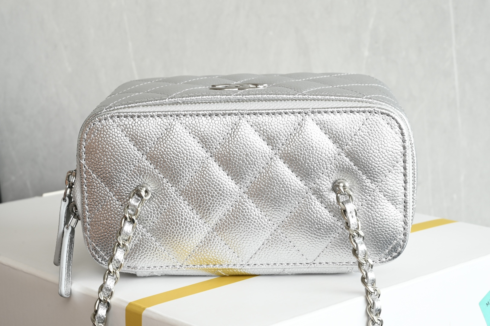 Small Vanity Case in Metallic Silver Grained Calfskin with Silver-Tone Hardware - Mocuir