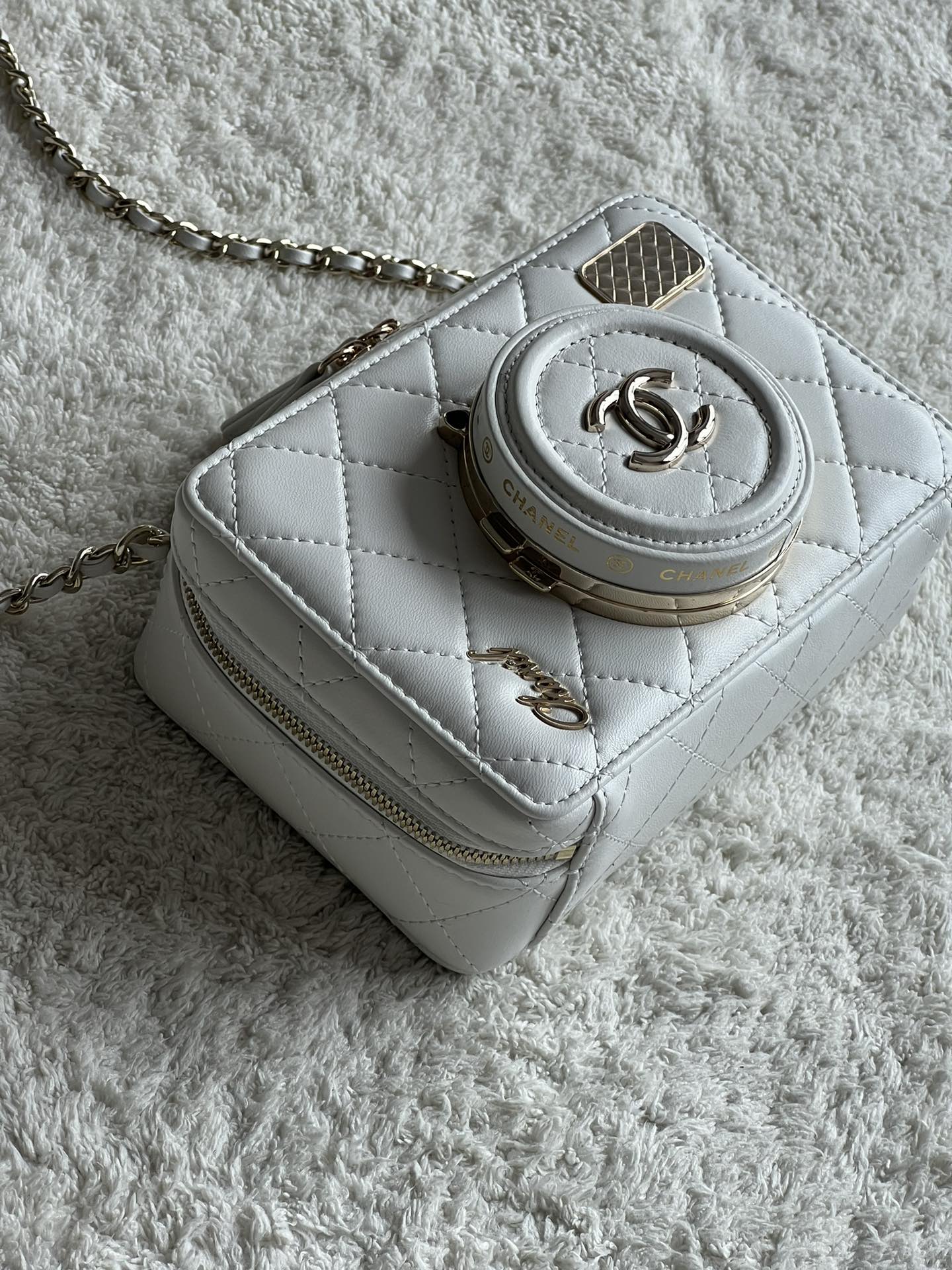 Camera Bag in White Quilted Lambskin with Pale Gold-Tone Hardware, Spring-Summer 2024 (AS4817) - Mocuir