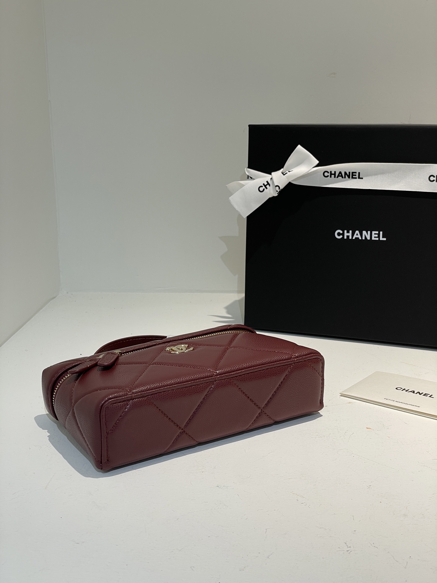 Burgundy Quilted Caviar Calfskin Vanity Case with Top Handle and Gold-Tone Chain Strap - Mocuir