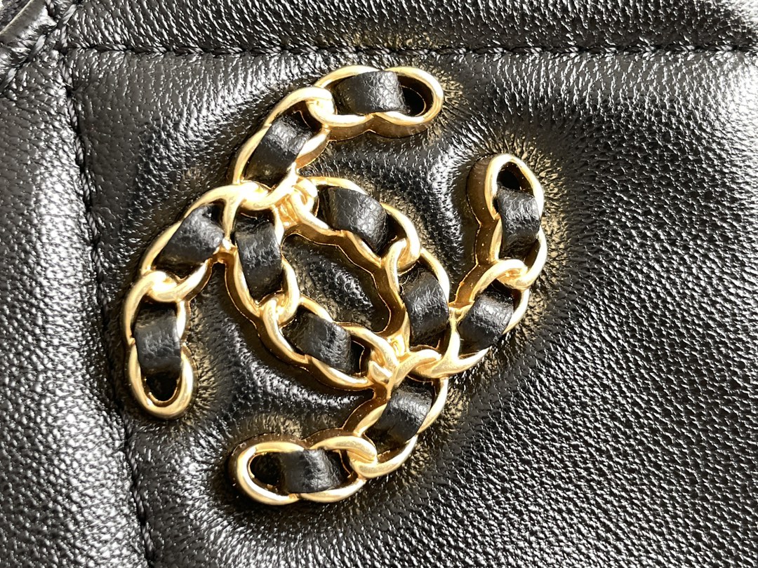 23K Hobo Bag in Black Quilted Lambskin with Aged Gold-Tone Hardware (Model AS4422) - Mocuir