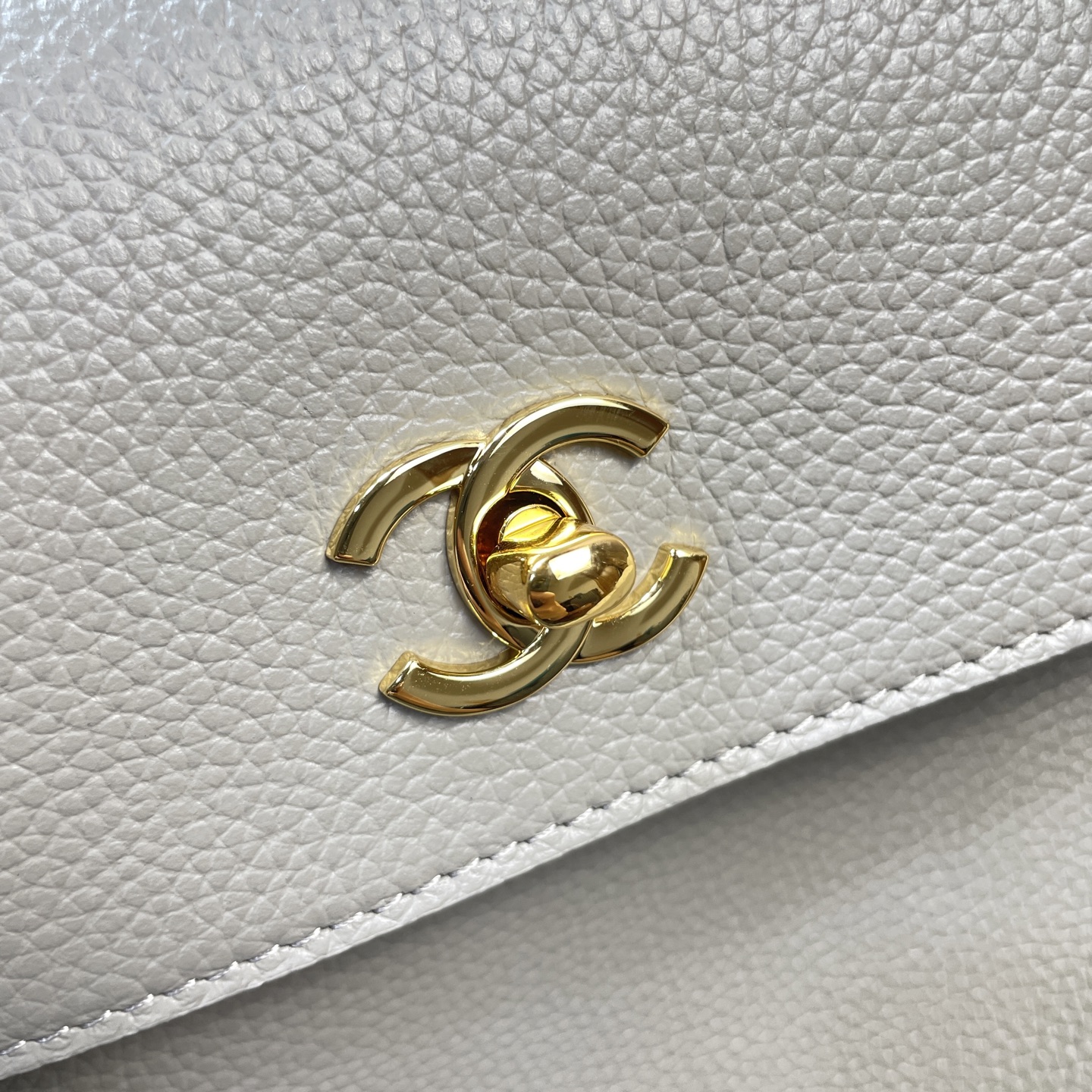 26S Cruise Large Tote Handbag in Light Grey Caviar Leather with Gold-Tone Hardware - Mocuir