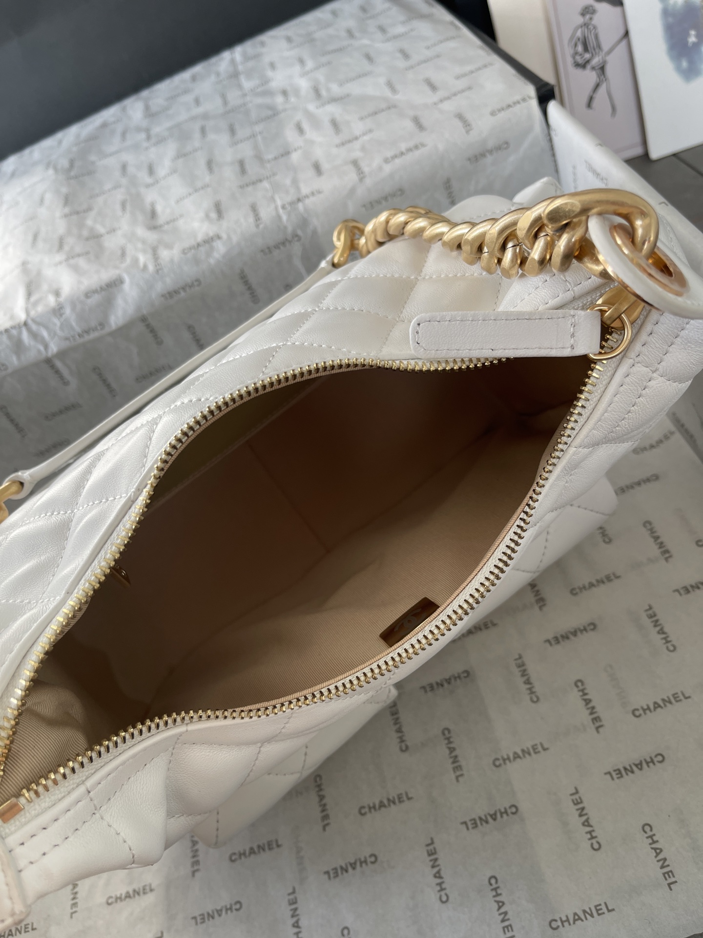 25C Multi-Pocket Hobo Bag in White Quilted Lambskin with Gold-Tone Hardware - Mocuir