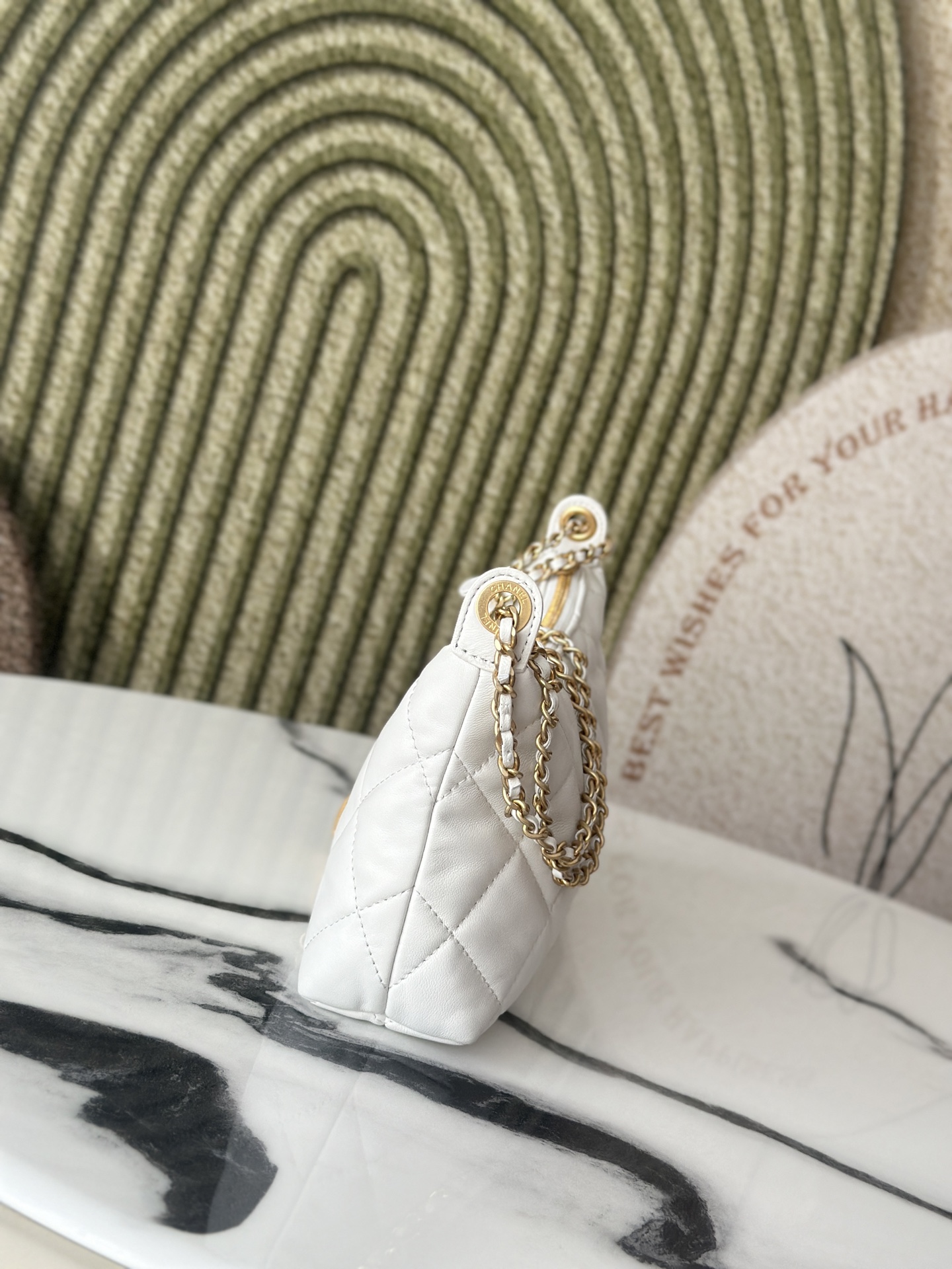 25S White Shiny Lambskin Quilted Hobo Shoulder Bag with Gold-Tone Hardware - Mocuir