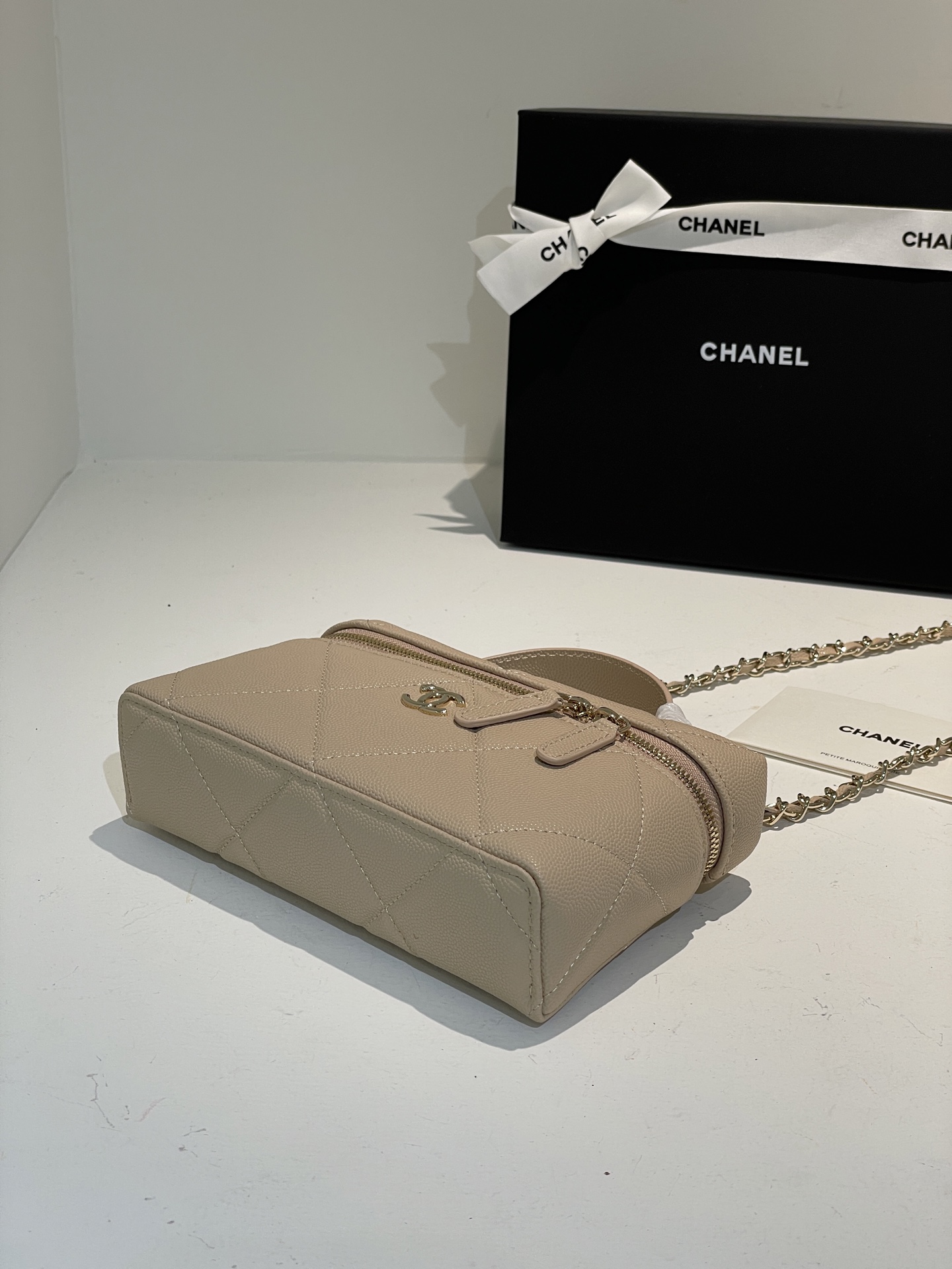 Beige Quilted Caviar Calfskin Vanity Case with Top Handle and Gold-Tone Chain Strap - Mocuir