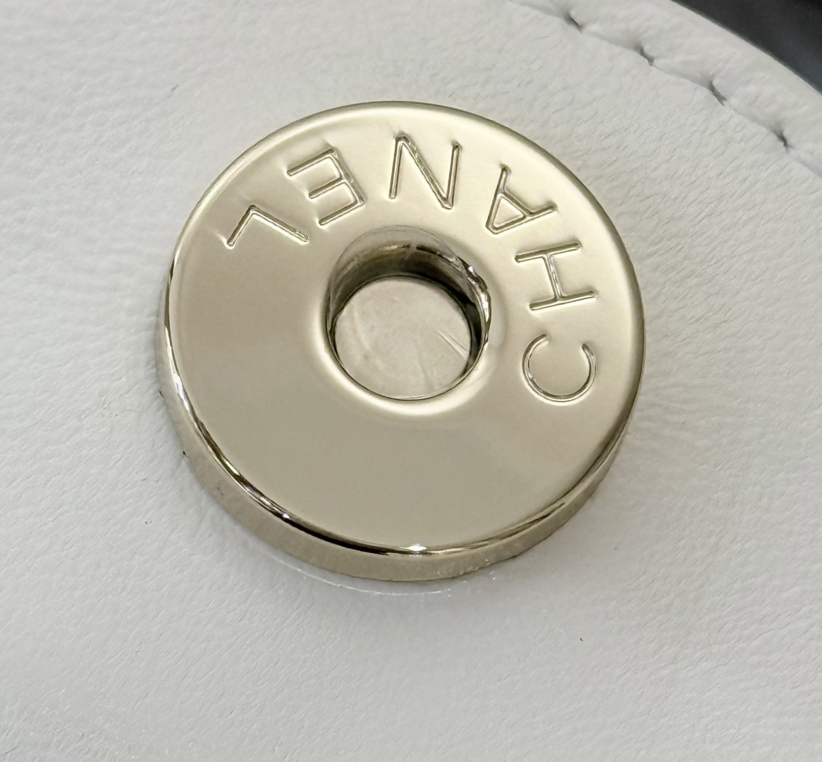 26P Hobo Shoulder Bag in White Quilted Lambskin with Light Gold-Tone Hardware - Mocuir