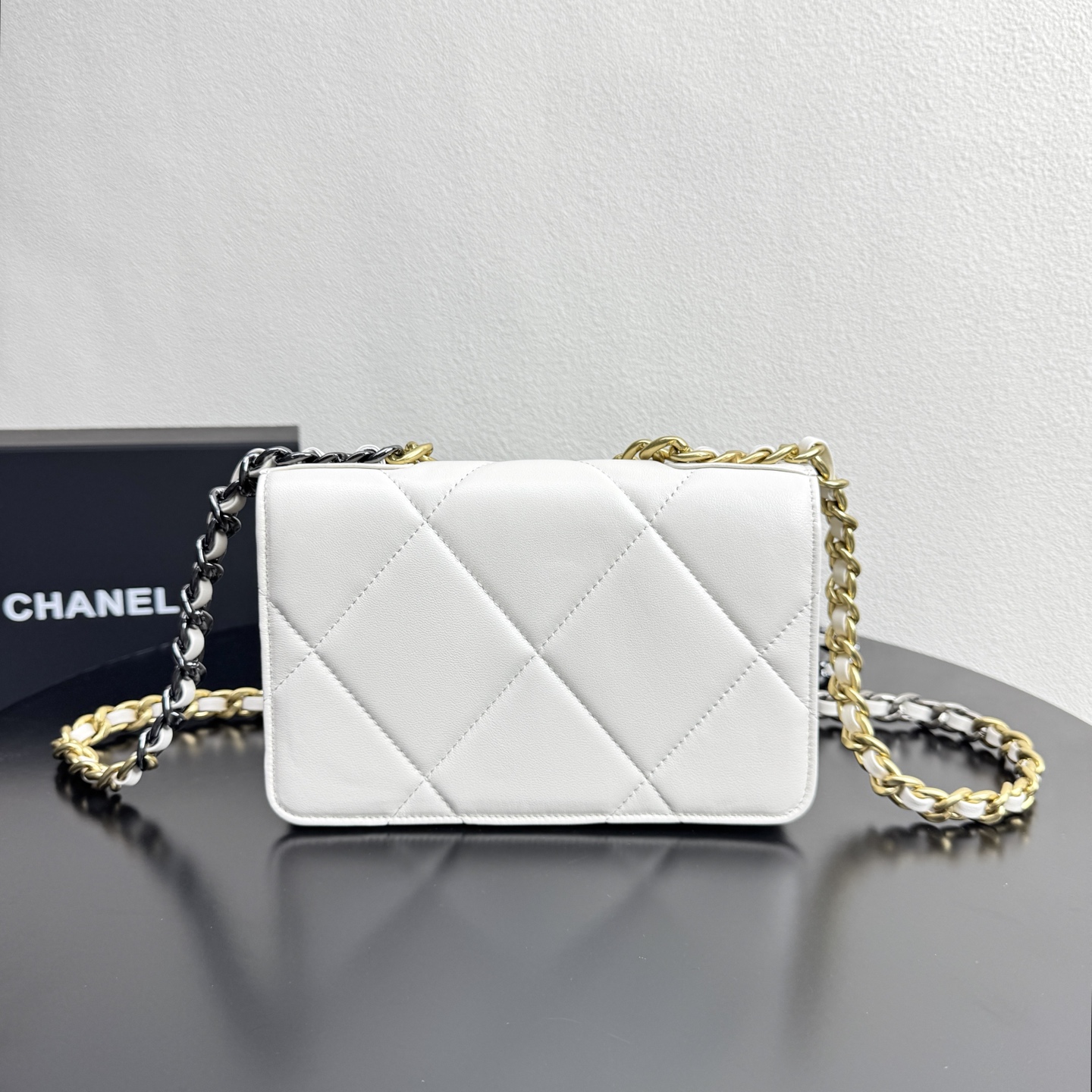 19 WOC Quilted Lambskin Shoulder Bag in White (Tri-Tone Hardware) - Mocuir
