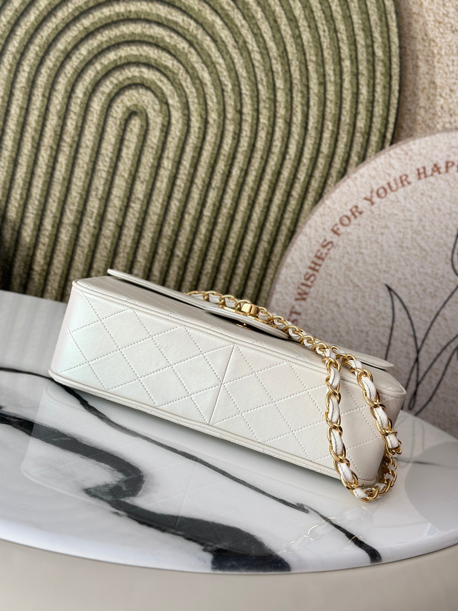 Classic Flap Medium in White Quilted Lambskin with Gold-Tone Hardware - Mocuir