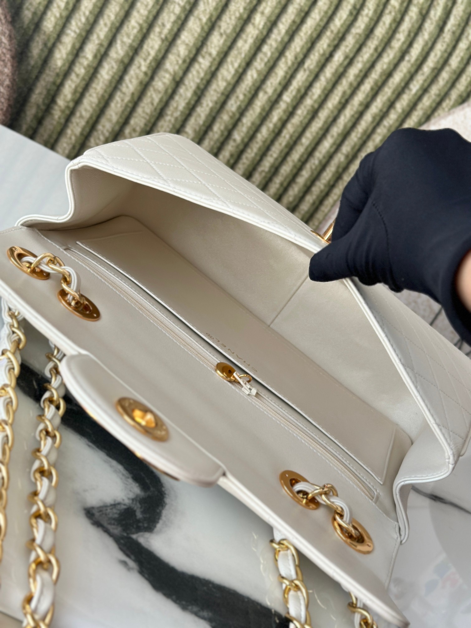 Classic Flap Medium in White Quilted Lambskin with Gold-Tone Hardware - Mocuir