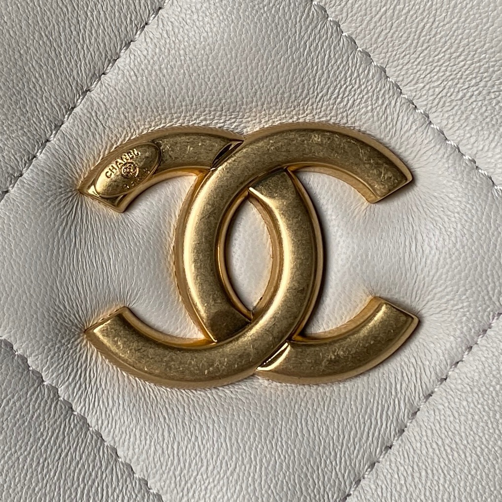 25K Large Hobo Bag (AS5846) in White Quilted Shiny Lambskin with Light Gold-Tone Hardware - Mocuir