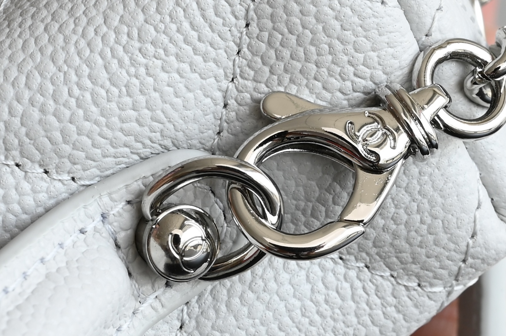 Small Vanity Case (LP Lunch Box Bag) in White Quilted Caviar Calfskin with Silver-Tone Hardware & Star Detail (25C Collection) - Mocuir