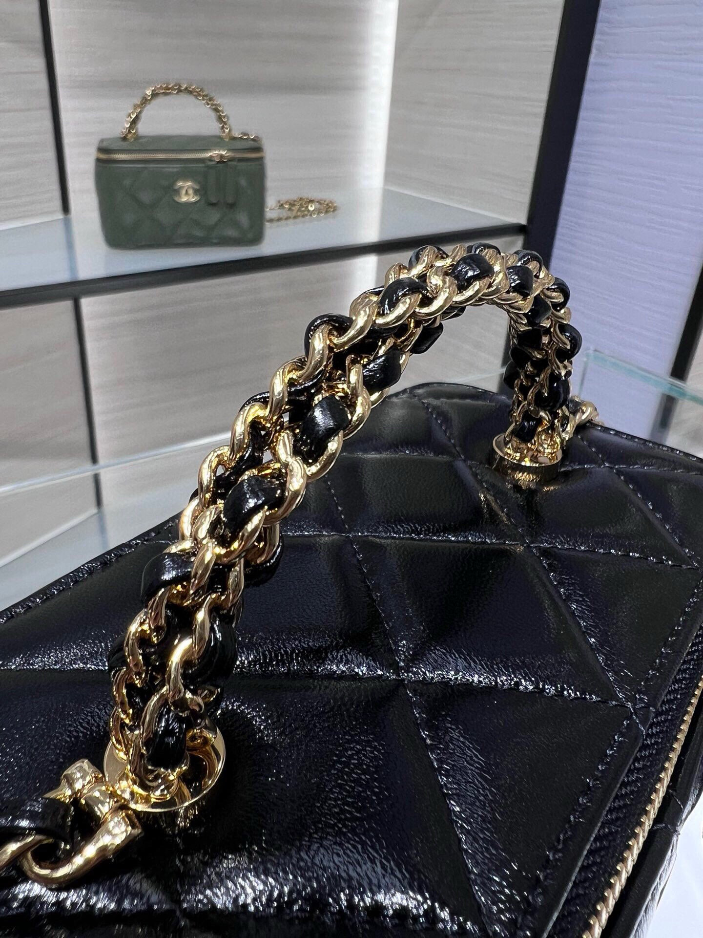 24B Small Vanity Case in Shiny Black Lambskin（Black） - Mocuir