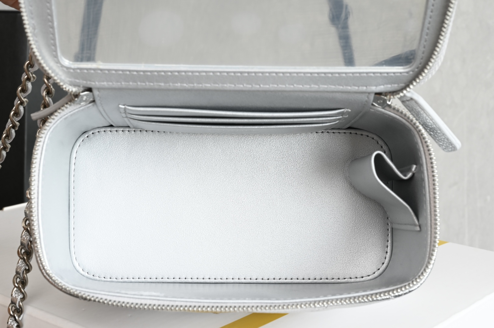 Small Vanity Case in Metallic Silver Grained Calfskin with Silver-Tone Hardware - Mocuir