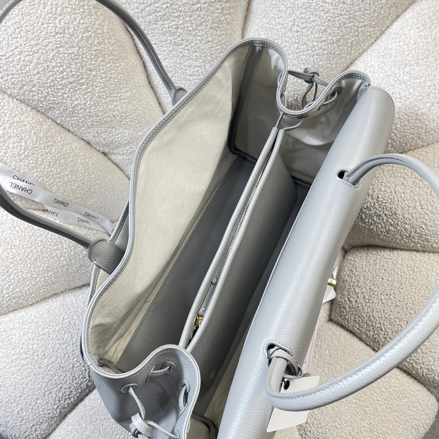 26S Cruise Large Tote Handbag in Light Grey Caviar Leather with Gold-Tone Hardware - Mocuir