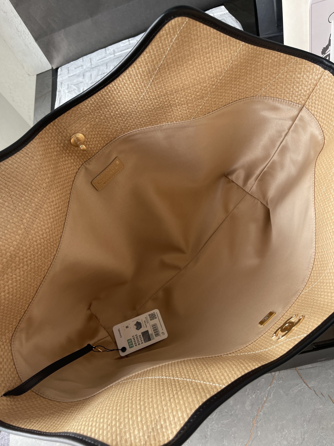 25C Beige Woven Straw Large Tote Handbag with Black Calfskin Trim and Gold-Tone Hardware - Mocuir