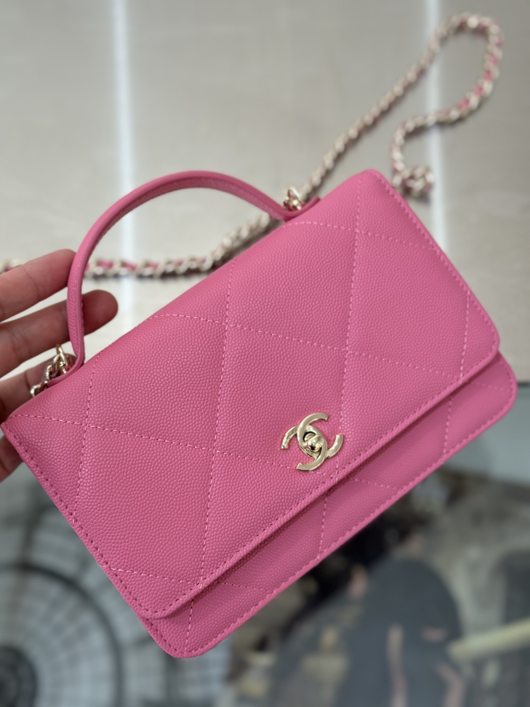 Wallet on Chain with Top Handle (AP3984) in Pink Caviar Leather with Gold-Tone Hardware, 25C Cruise Collection - Mocuir