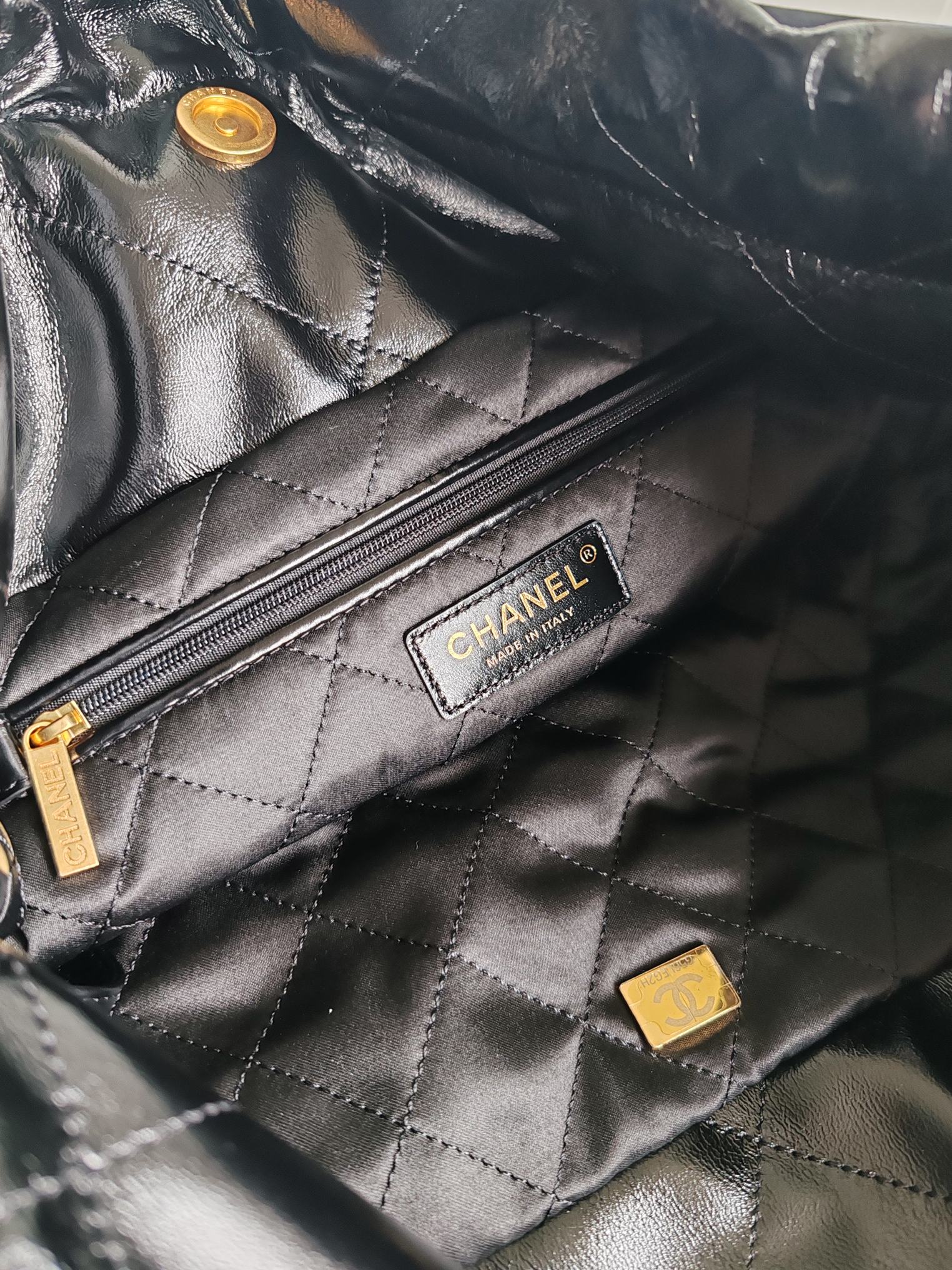 22 Bag (AS3260) in Black Shiny Calfskin with Gold-Tone Hardware, 24C Collection - Mocuir