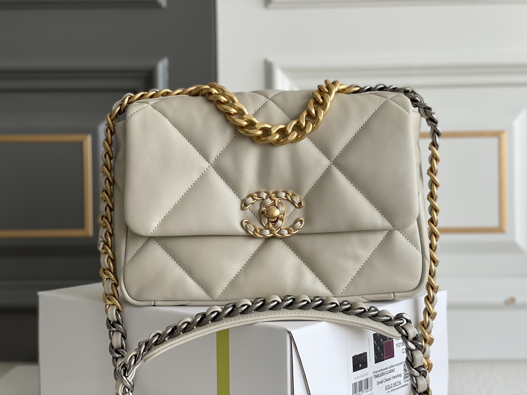 19 Handbag in Ivory Quilted Shiny Lambskin with Gold-Tone, Silver-Tone & Ruthenium-Finish Metal (Model AS1160) - Mocuir