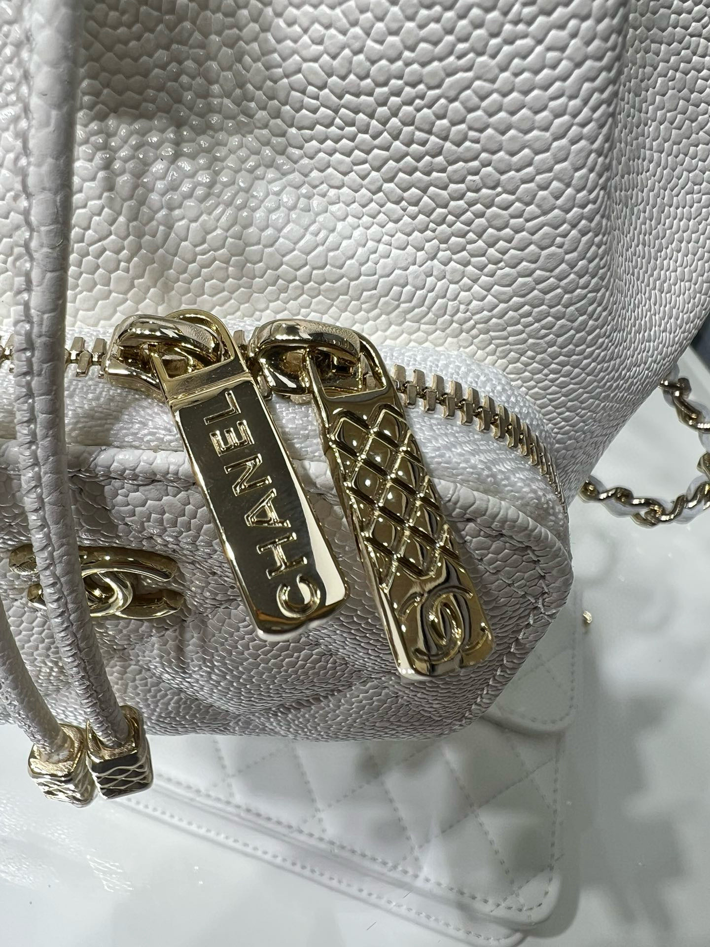 Small Drawstring Bucket Bag in White Quilted Grained Calfskin with Gold-Tone Metal (Model AP4775) - Mocuir