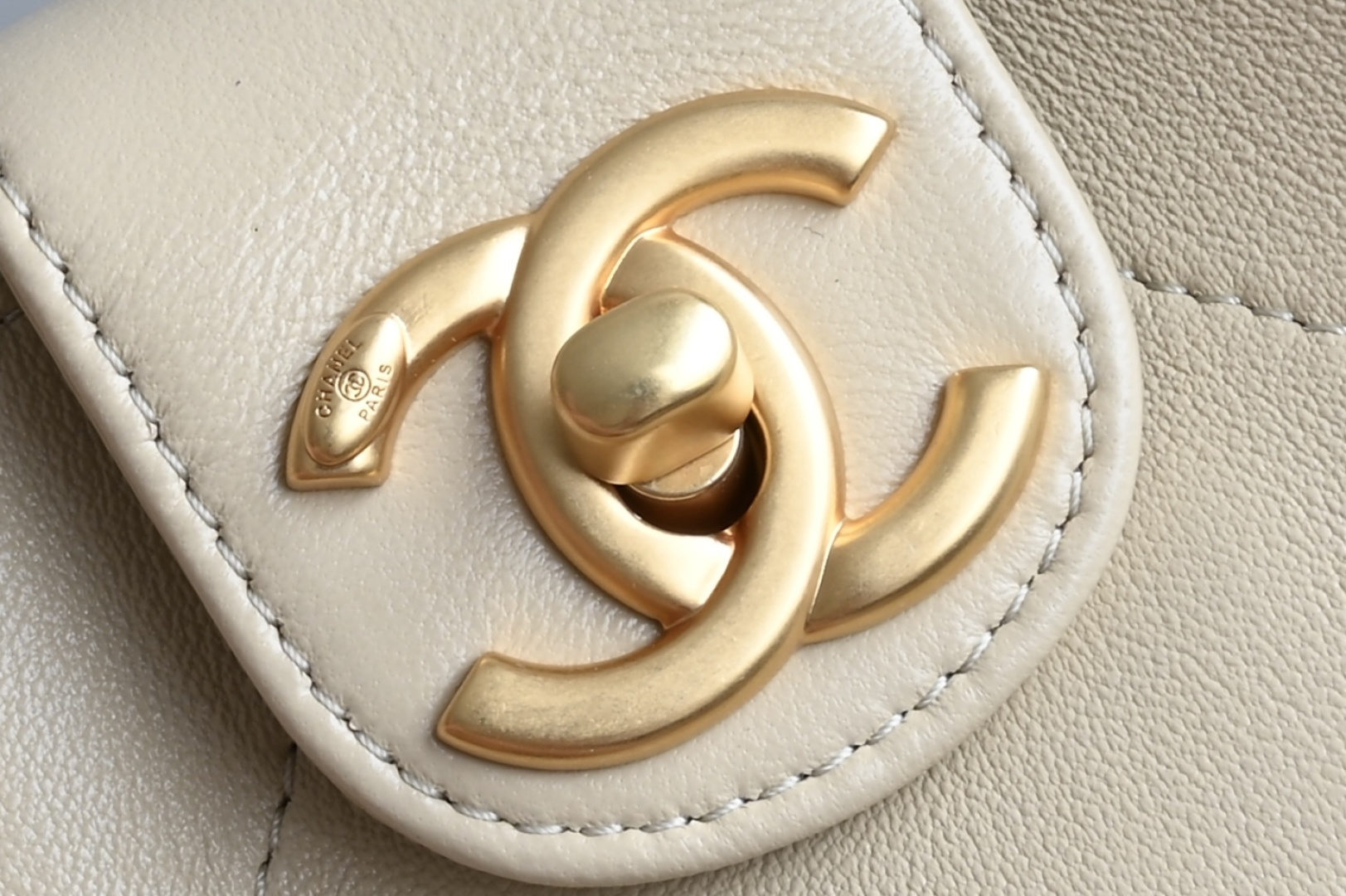 MAXI HOBO Bag in Beige Shiny Lambskin with Gold-Tone Hardware (Model AS5838) - Mocuir