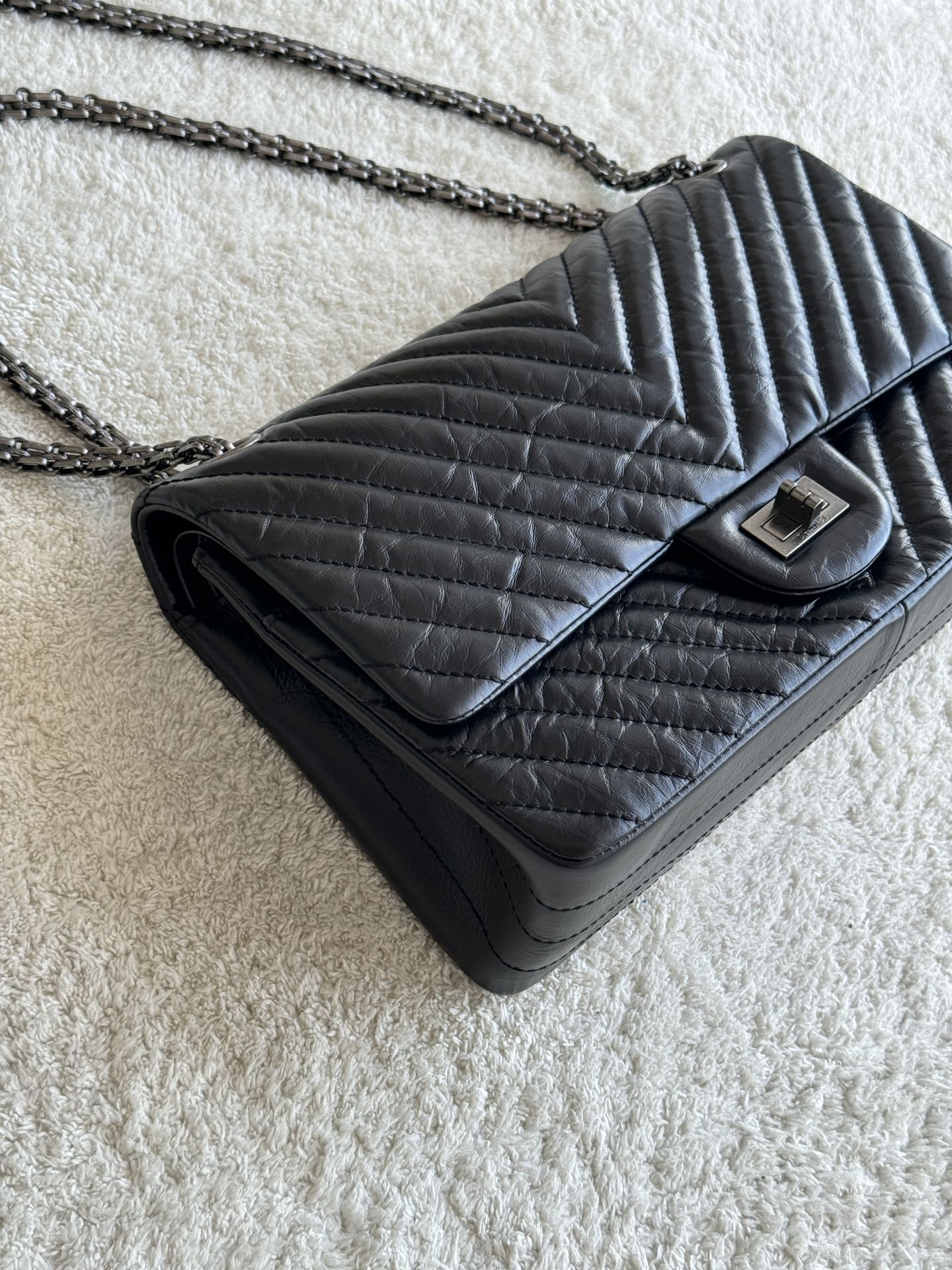 2.55 Reissue 227 Jumbo Flap Bag in Black Aged Calfskin with Chevron Quilting and Ruthenium-Finish Hardware - Mocuir