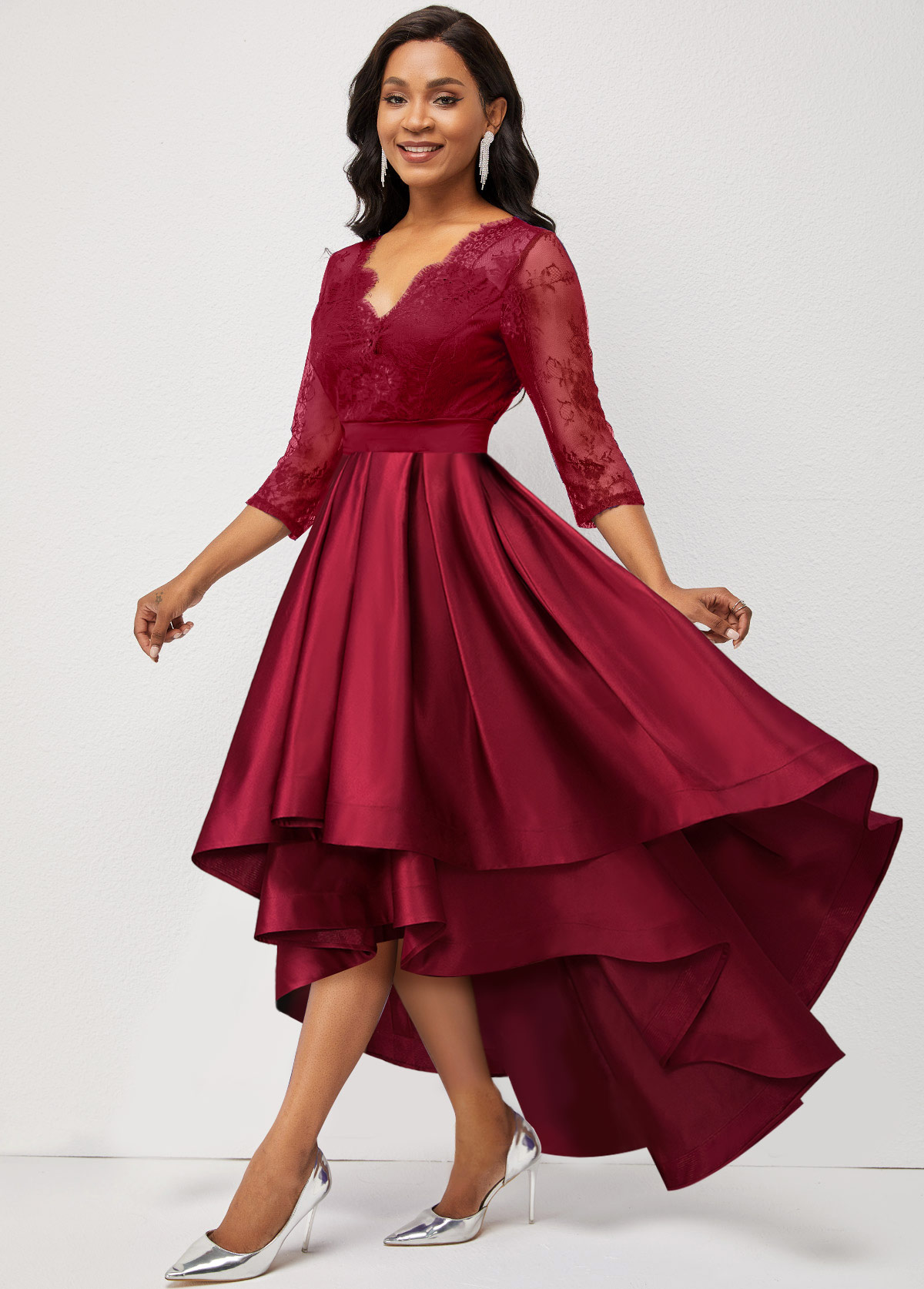 Vestido rojo vino con costuras de encaje y dobladillo asimétrico
