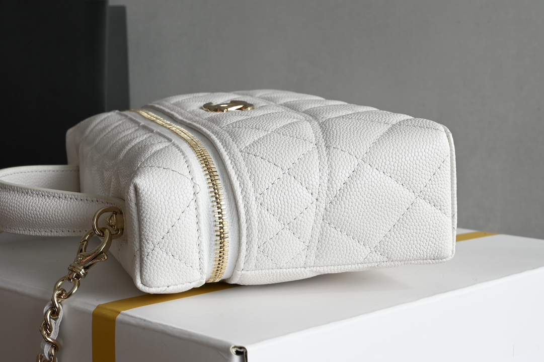 Small Vanity Case (LP Lunch Box Bag) in White Quilted Caviar Calfskin with Light Gold-Tone Hardware - Mocuir