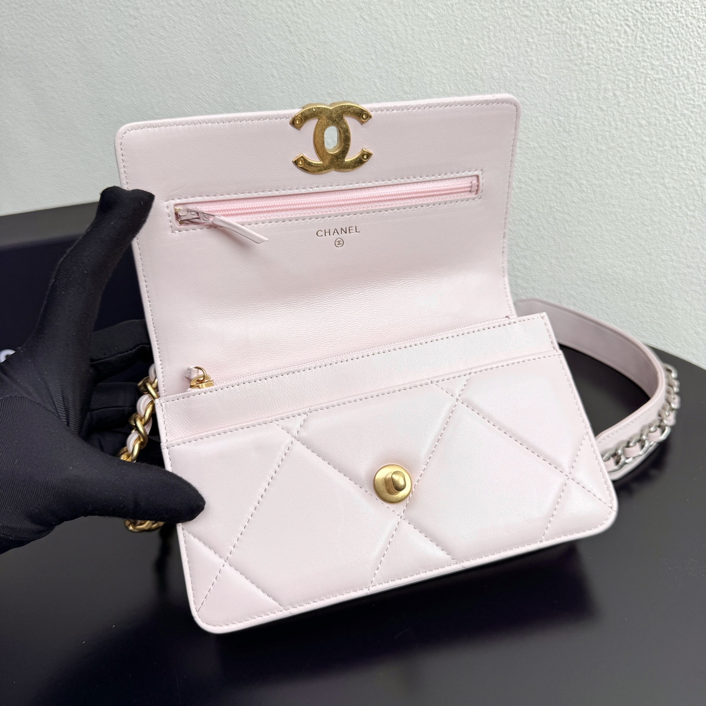 19 WOC Quilted Lambskin Shoulder Bag in Light Pink (Tri-Tone Hardware) - Mocuir