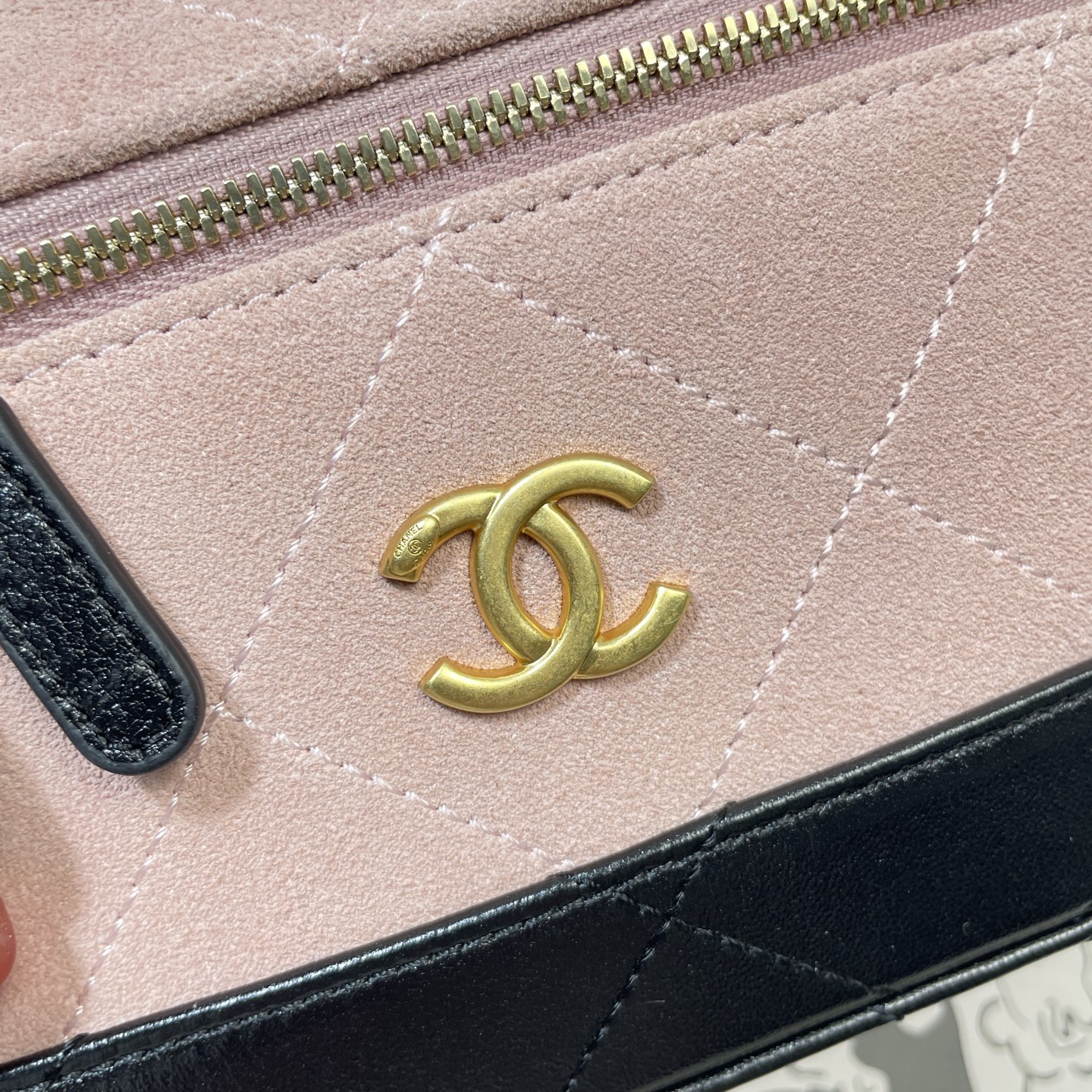 26S Slim Vanity Case with Chain in Sakura Pink Suede & Black Lambskin with Gold-Tone Hardware - Mocuir