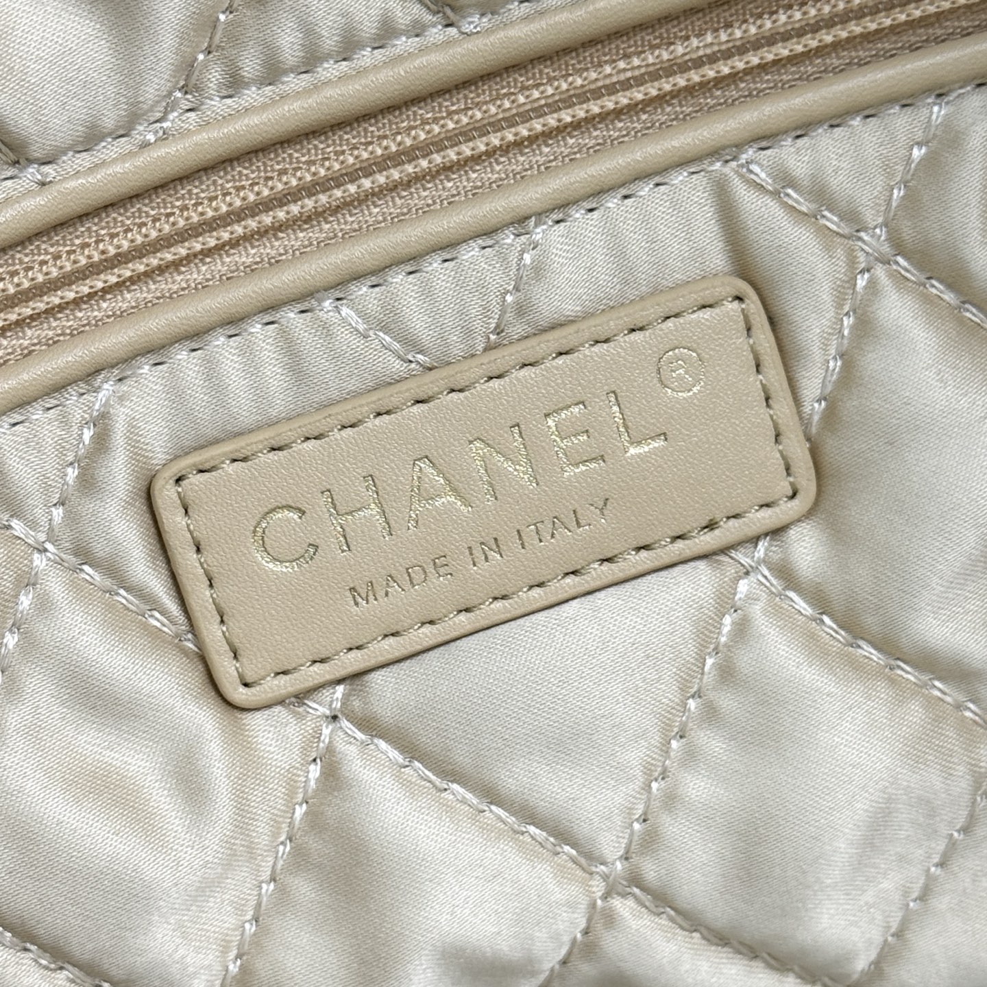 22 Bag Quilted Shiny Calfskin in White (Gold Hardware) - Mocuir