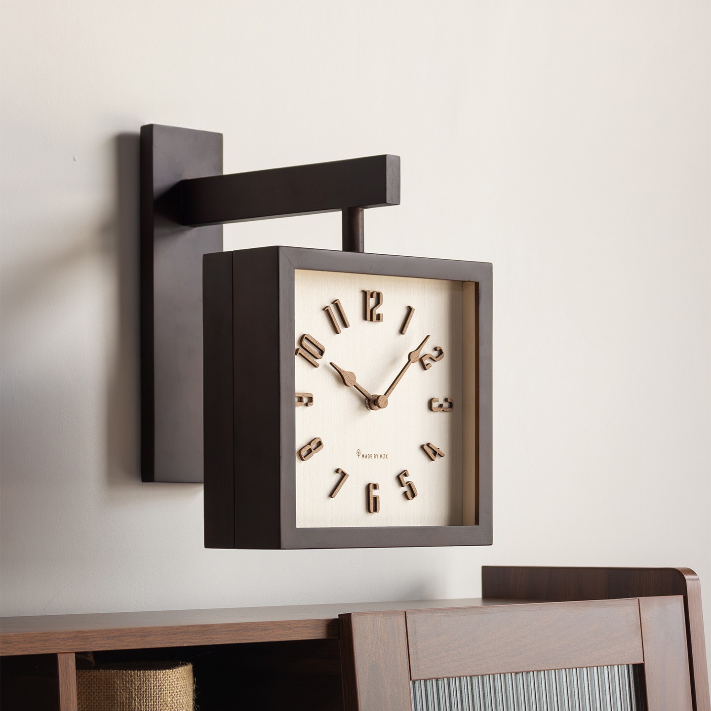 Solid wood double-sided retro wall clock silent living room simple modern corner two-sided clock