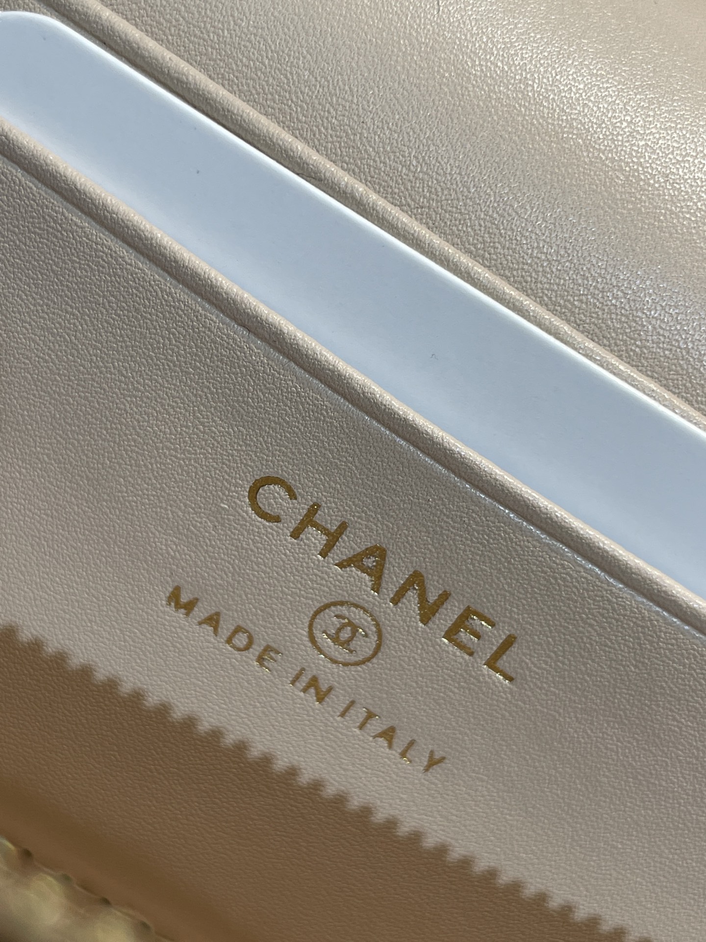 Beige Quilted Caviar Calfskin Vanity Case with Top Handle and Gold-Tone Chain Strap - Mocuir