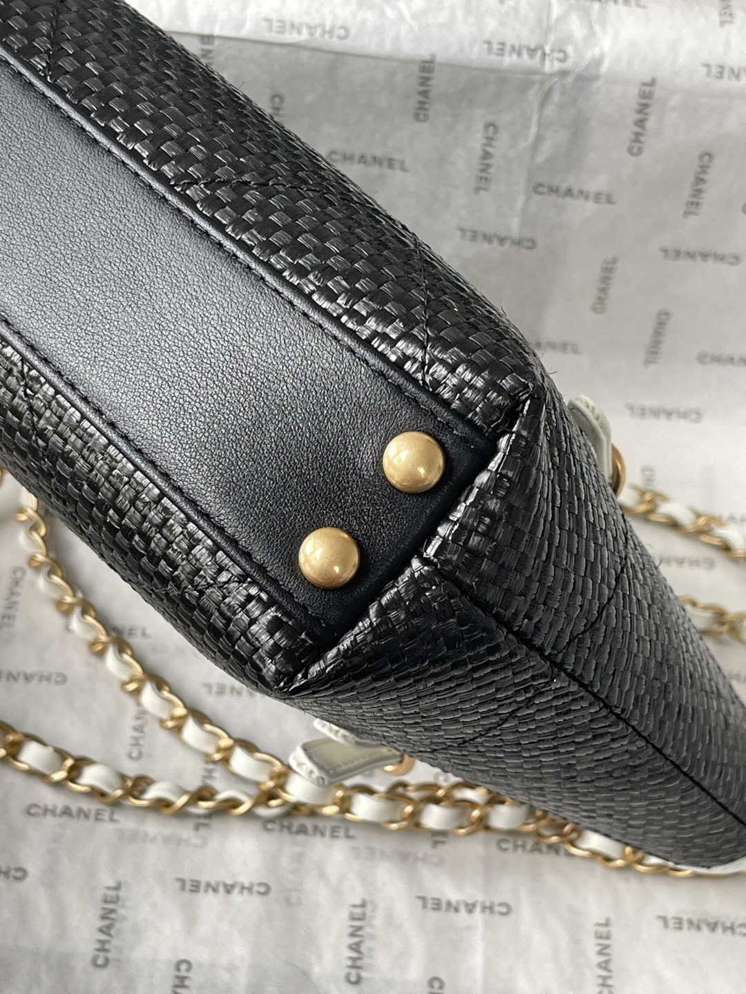 25C Black Woven Straw Large Tote Handbag with White Calfskin Trim and Gold-Tone Hardware - Mocuir