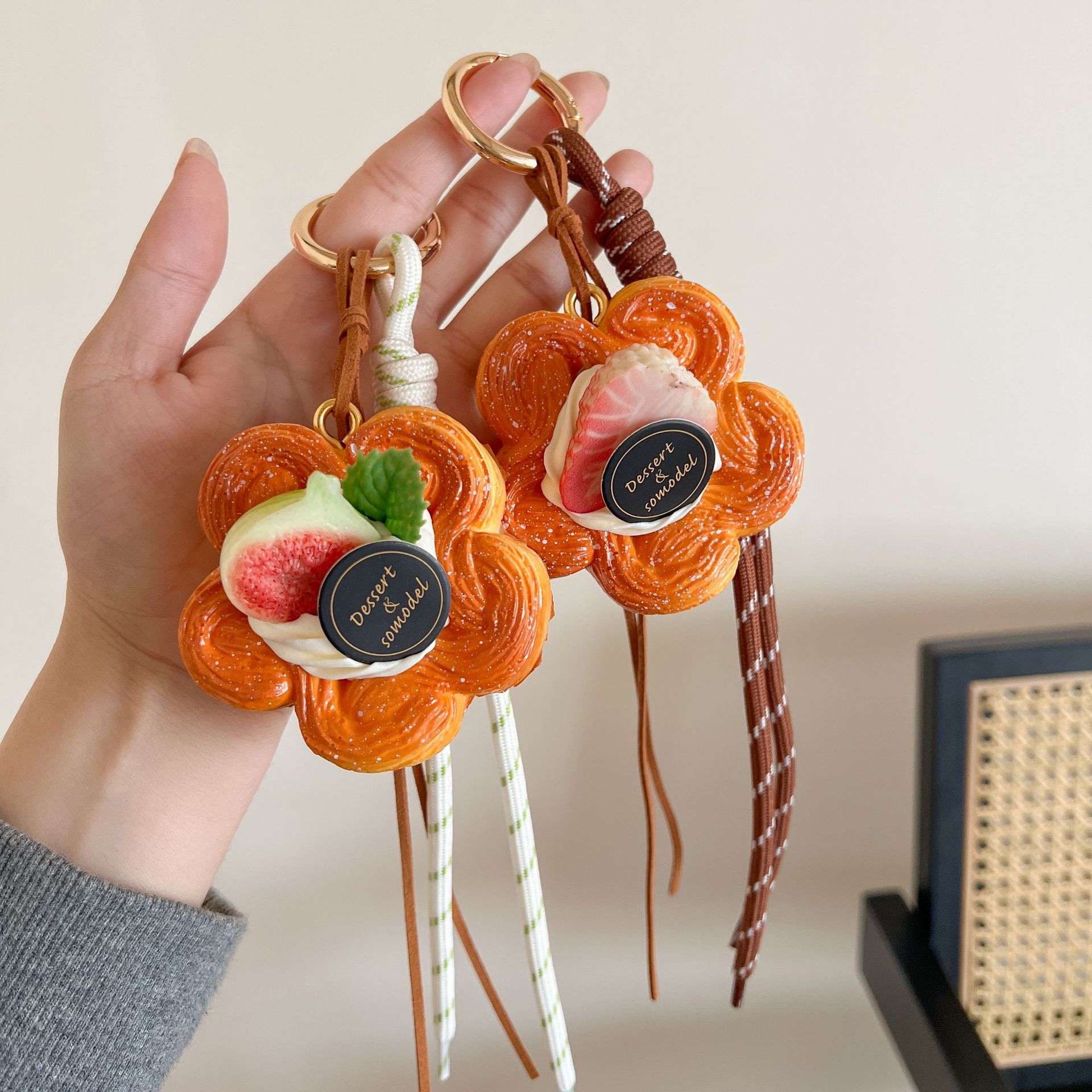 Flower bread shoelace key chain