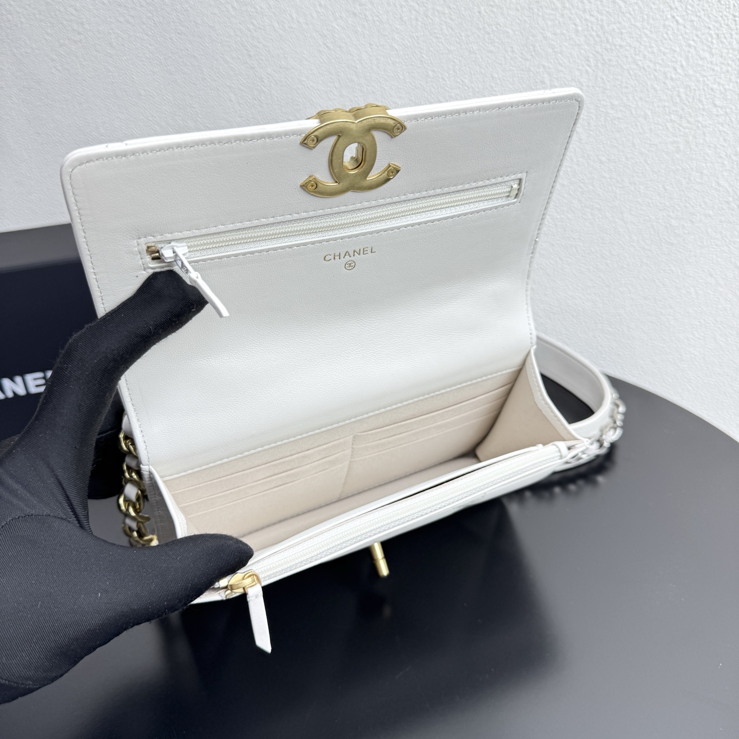 19 WOC Quilted Lambskin Shoulder Bag in White (Tri-Tone Hardware) - Mocuir