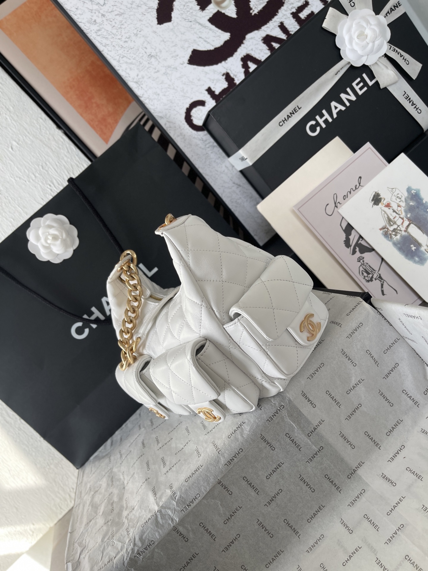 25C Multi-Pocket Hobo Bag in White Quilted Lambskin with Gold-Tone Hardware - Mocuir