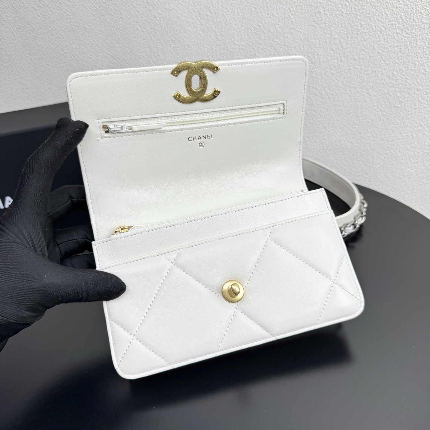 19 WOC Quilted Lambskin Shoulder Bag in White (Tri-Tone Hardware) - Mocuir