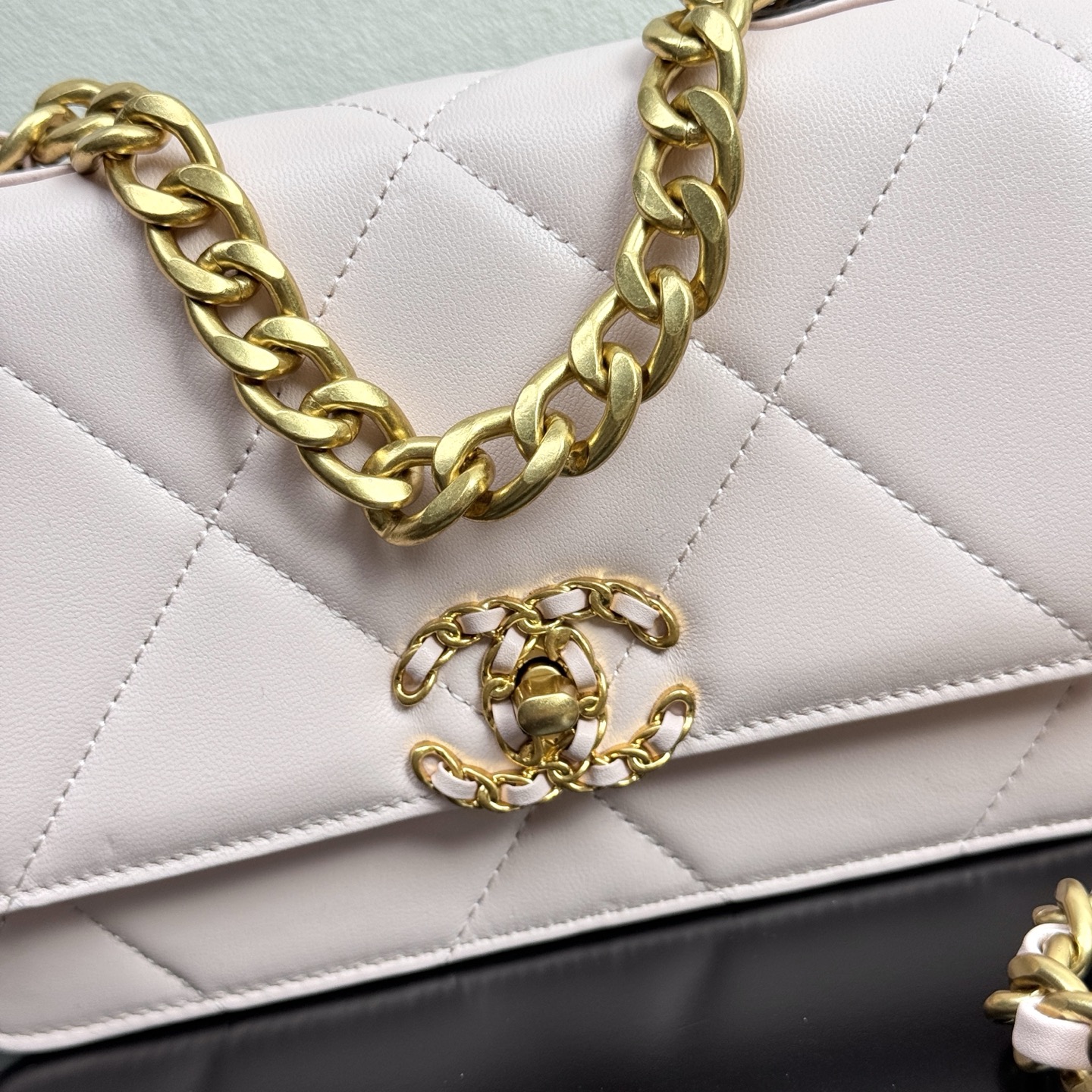 19 WOC Quilted Lambskin Shoulder Bag in Light Pink (Tri-Tone Hardware) - Mocuir