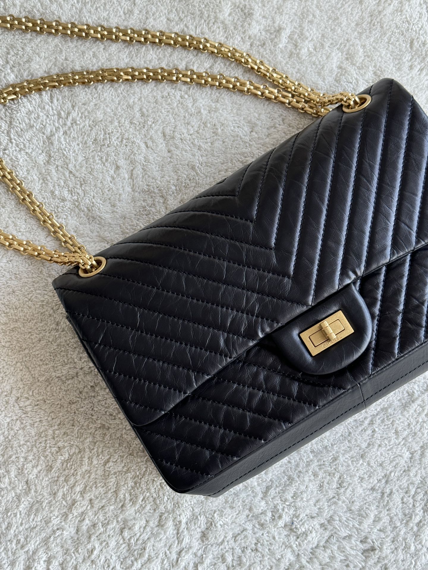 2.55 Reissue 227 Jumbo Flap Bag in Black Aged Calfskin with Chevron Quilting and Gold-Tone Hardware - Mocuir