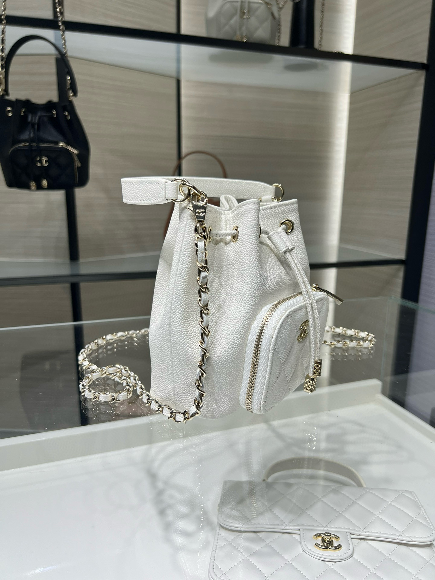 Small Drawstring Bucket Bag in White Quilted Grained Calfskin with Gold-Tone Metal (Model AP4775) - Mocuir