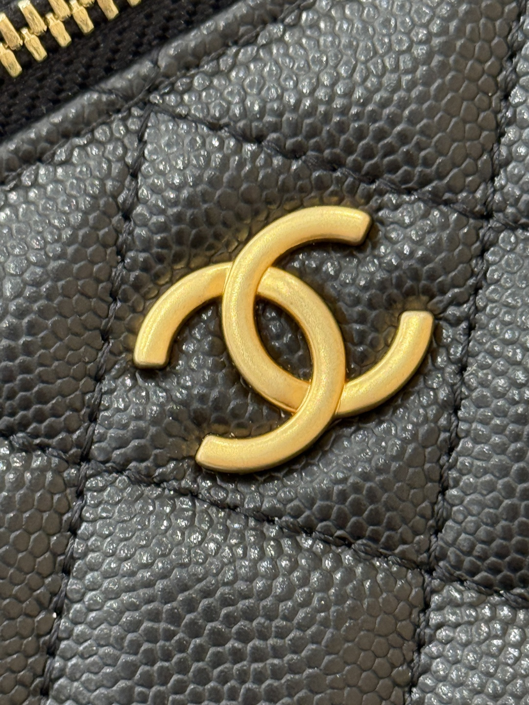 25C Top Handle Long Vanity Case (AS5221) in Black Quilted Grained Calfskin with Antique Gold-Tone Hardware - Mocuir