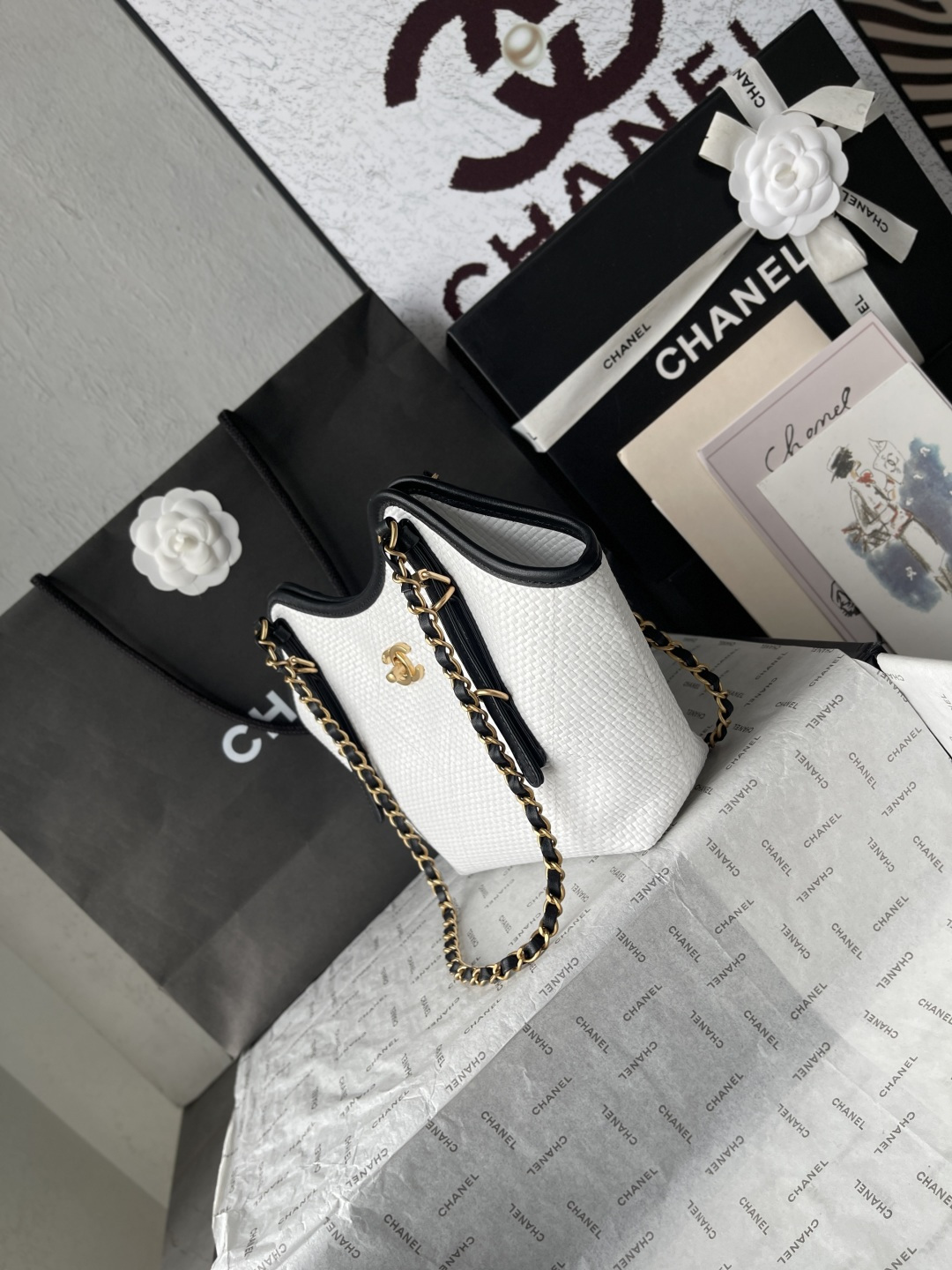 25C White Woven Straw Small Tote Handbag with Black Calfskin Trim and Gold-Tone Hardware - Mocuir