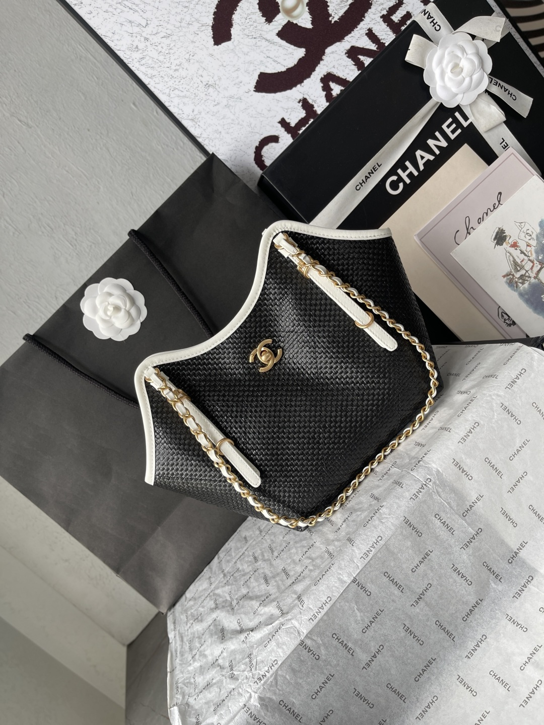 25C Black Woven Straw Large Tote Handbag with White Calfskin Trim and Gold-Tone Hardware - Mocuir