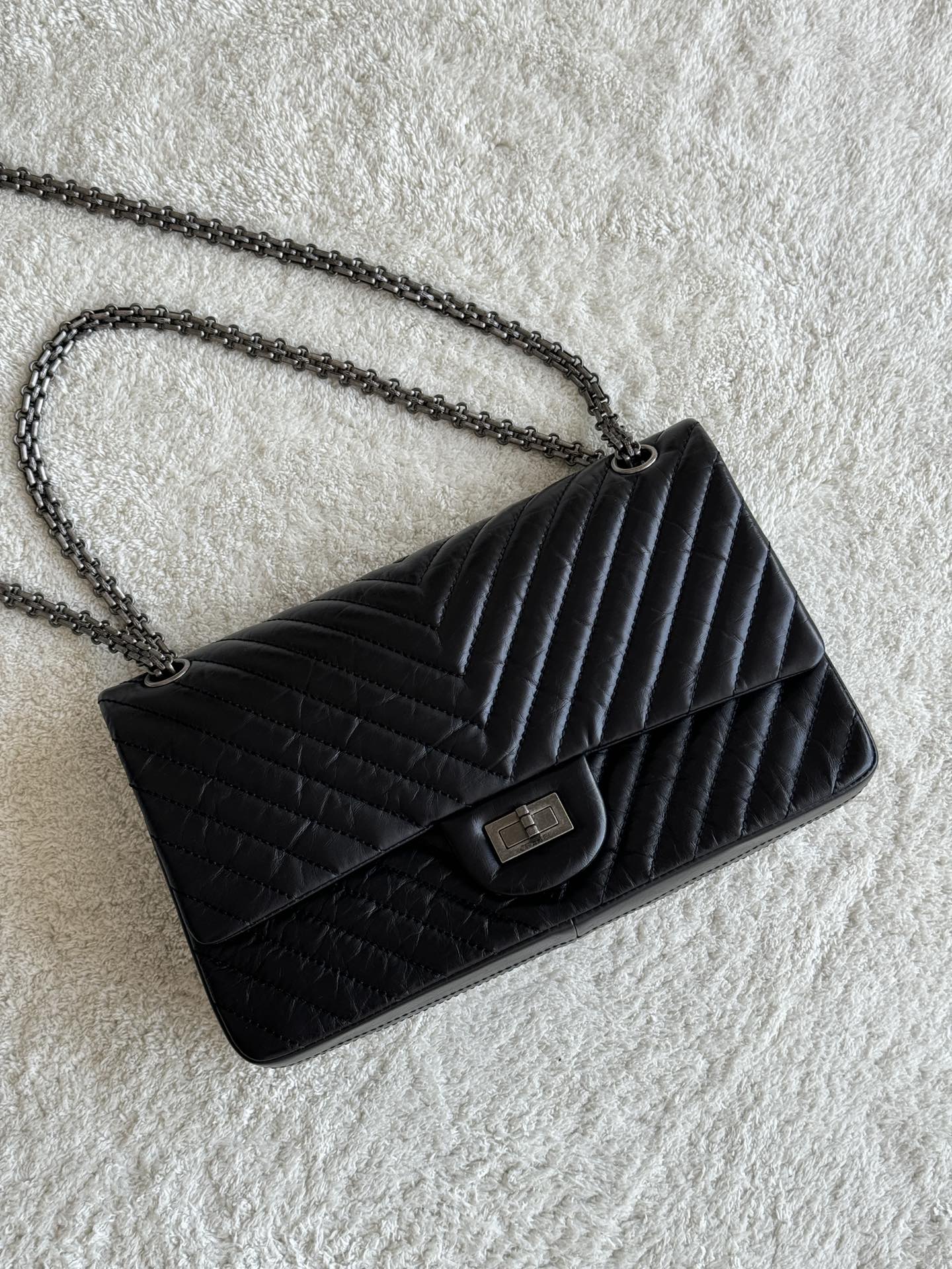 2.55 Reissue 227 Jumbo Flap Bag in Black Aged Calfskin with Chevron Quilting and Ruthenium-Finish Hardware - Mocuir