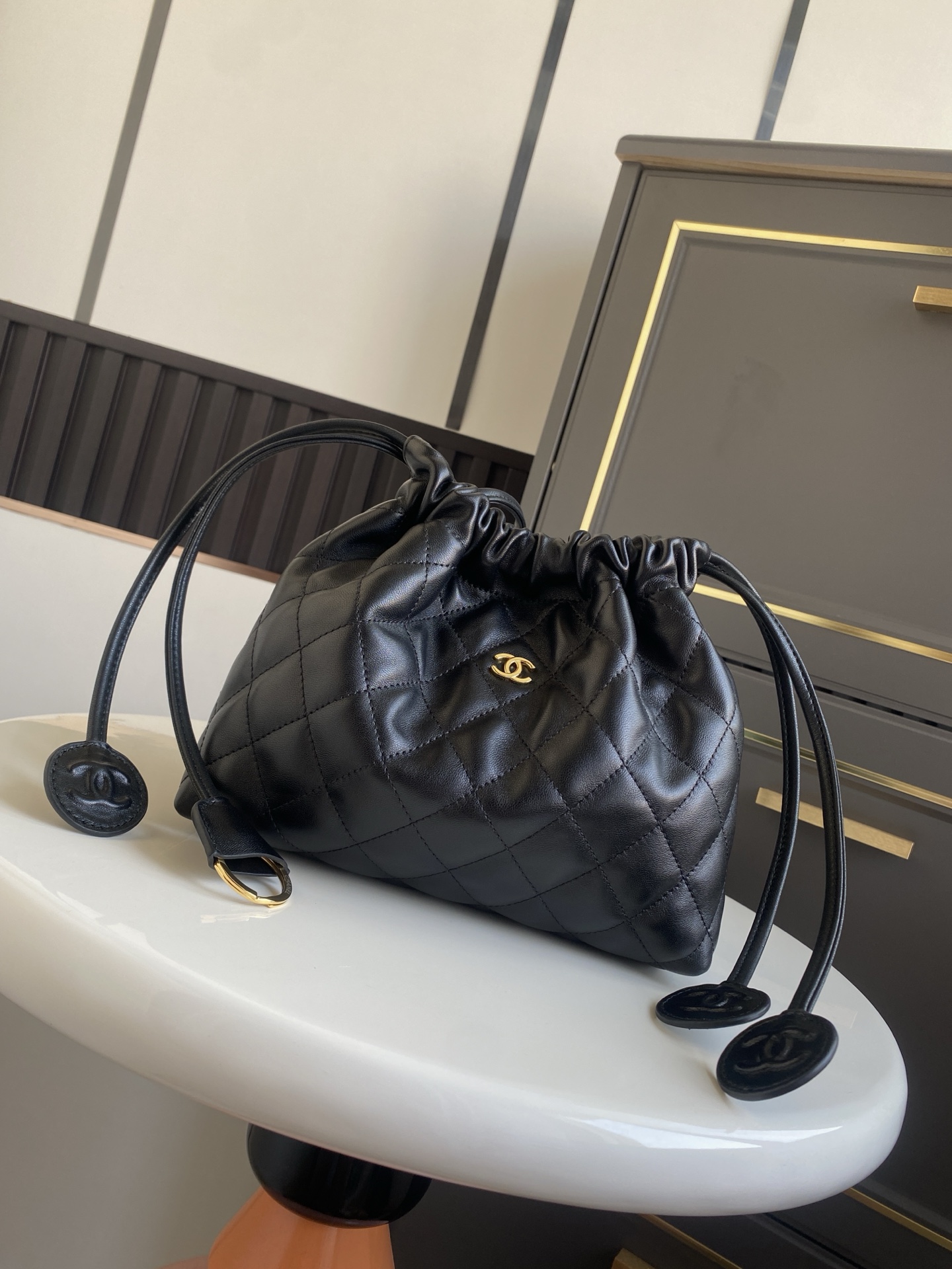 24BQuilted Lambskin Drawstring Hobo Bag（Black） - Mocuir