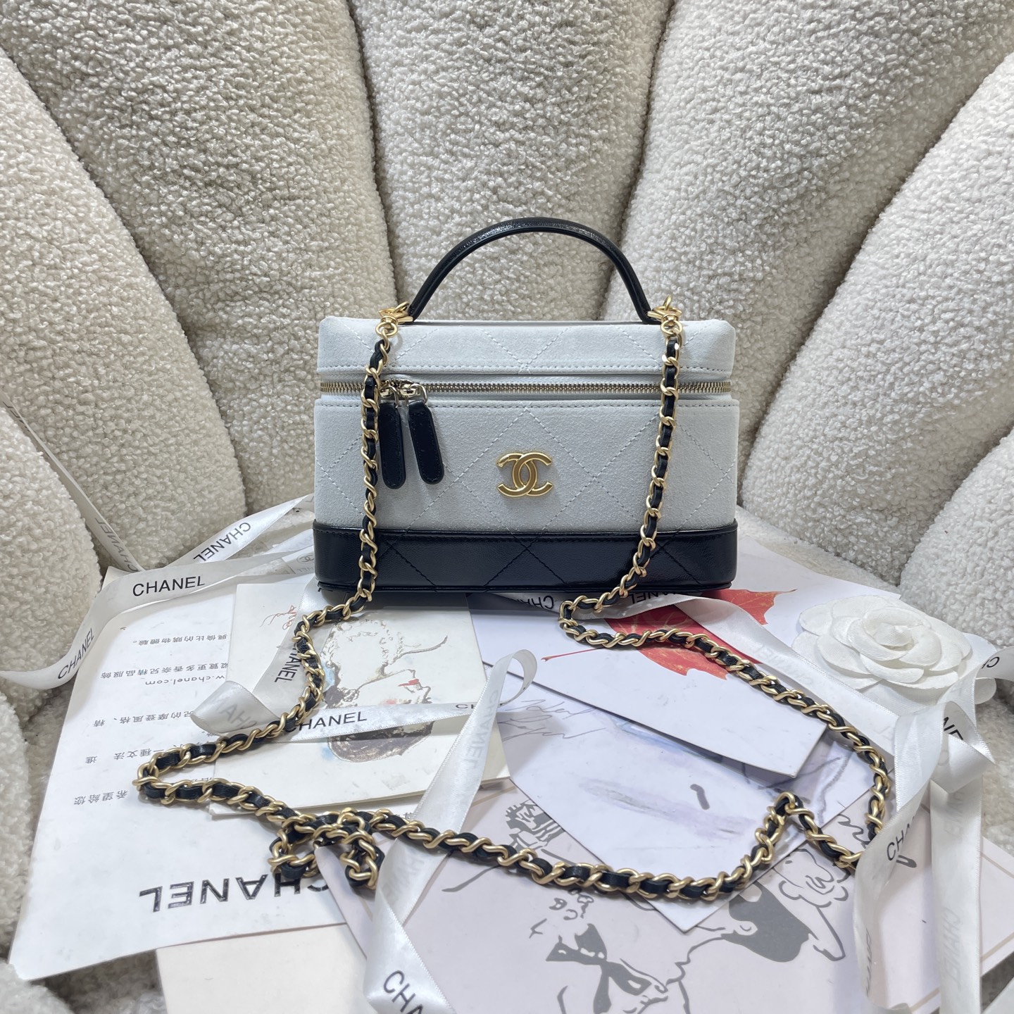 26S Slim Vanity Case with Chain in White/Ivory Suede & Black Lambskin with Gold-Tone Hardware - Mocuir