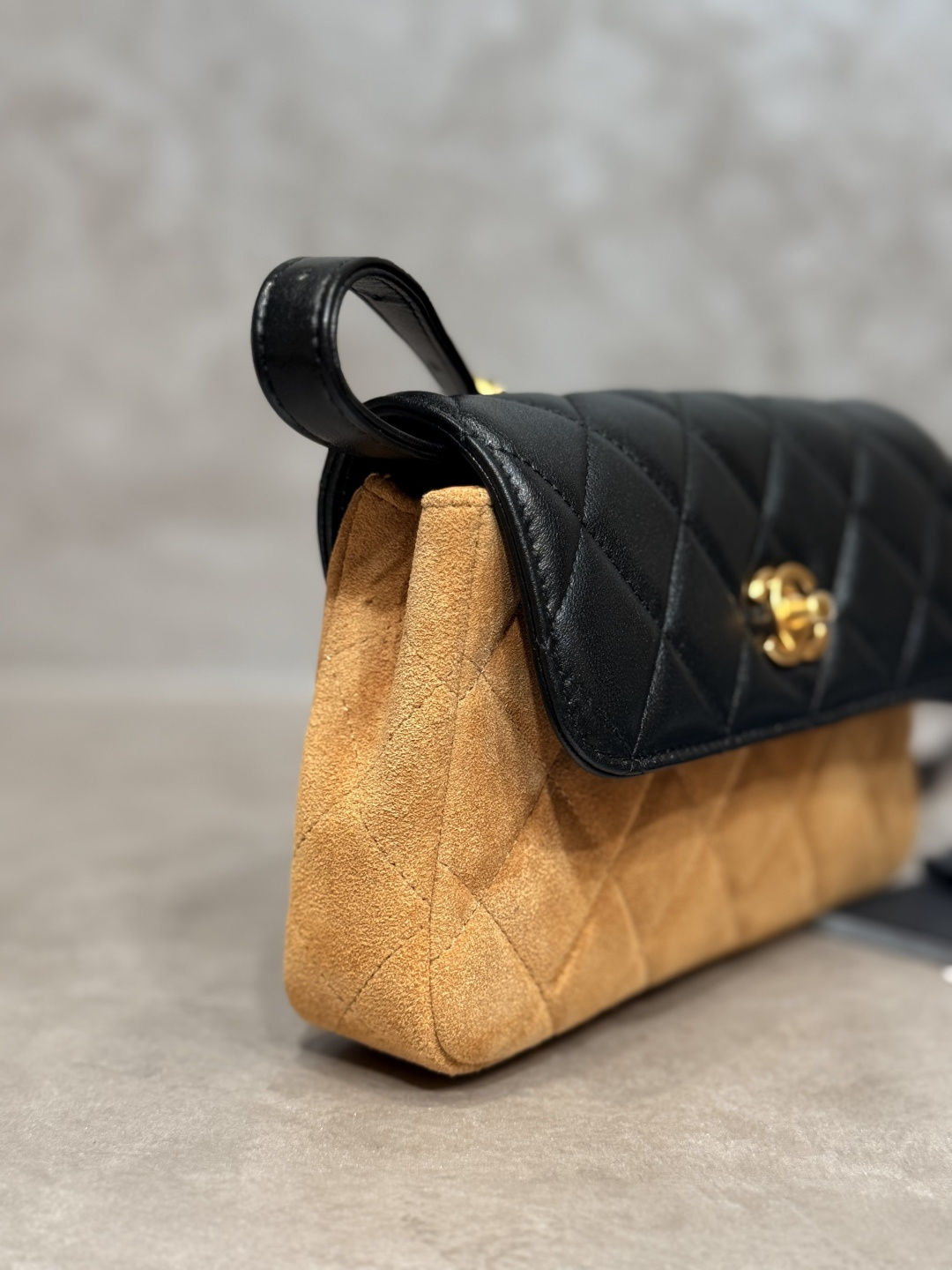 25A Métiers d'Art Lambskin & Suede Calfskin Phone Bag with Gold-Tone Hardware (Model AS5132) - Mocuir
