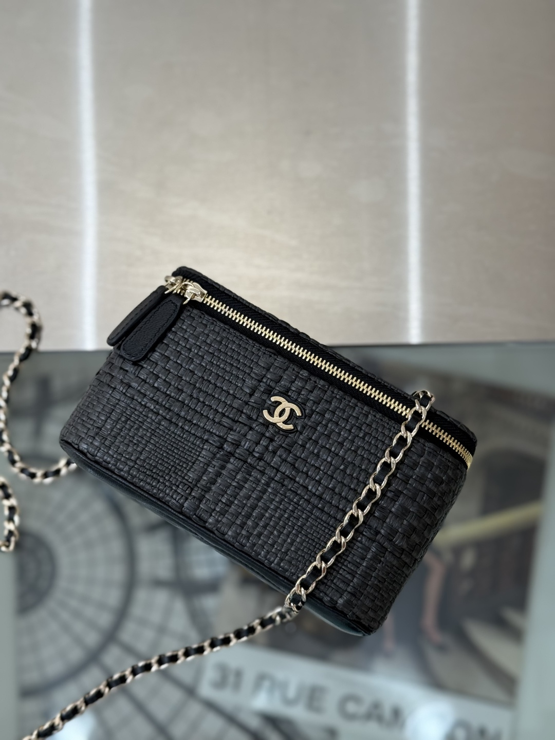 Cruise 2026 Black Woven Raffia & Calfskin Vanity Case Bag with Gold-Tone Hardware & Chain Strap - Mocuir
