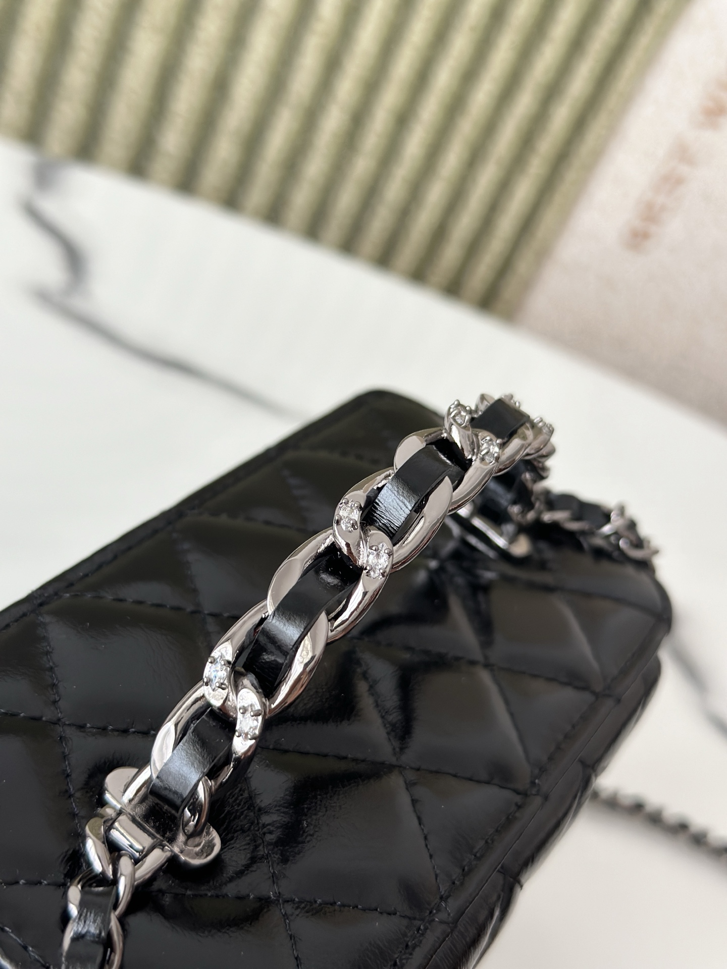 Quilted Patent Vanity Case with Chain (AP3940) in Black Patent Calfskin with Ruthenium-Finish Metal Hardware, 25B Fall-Winter Collection - Mocuir